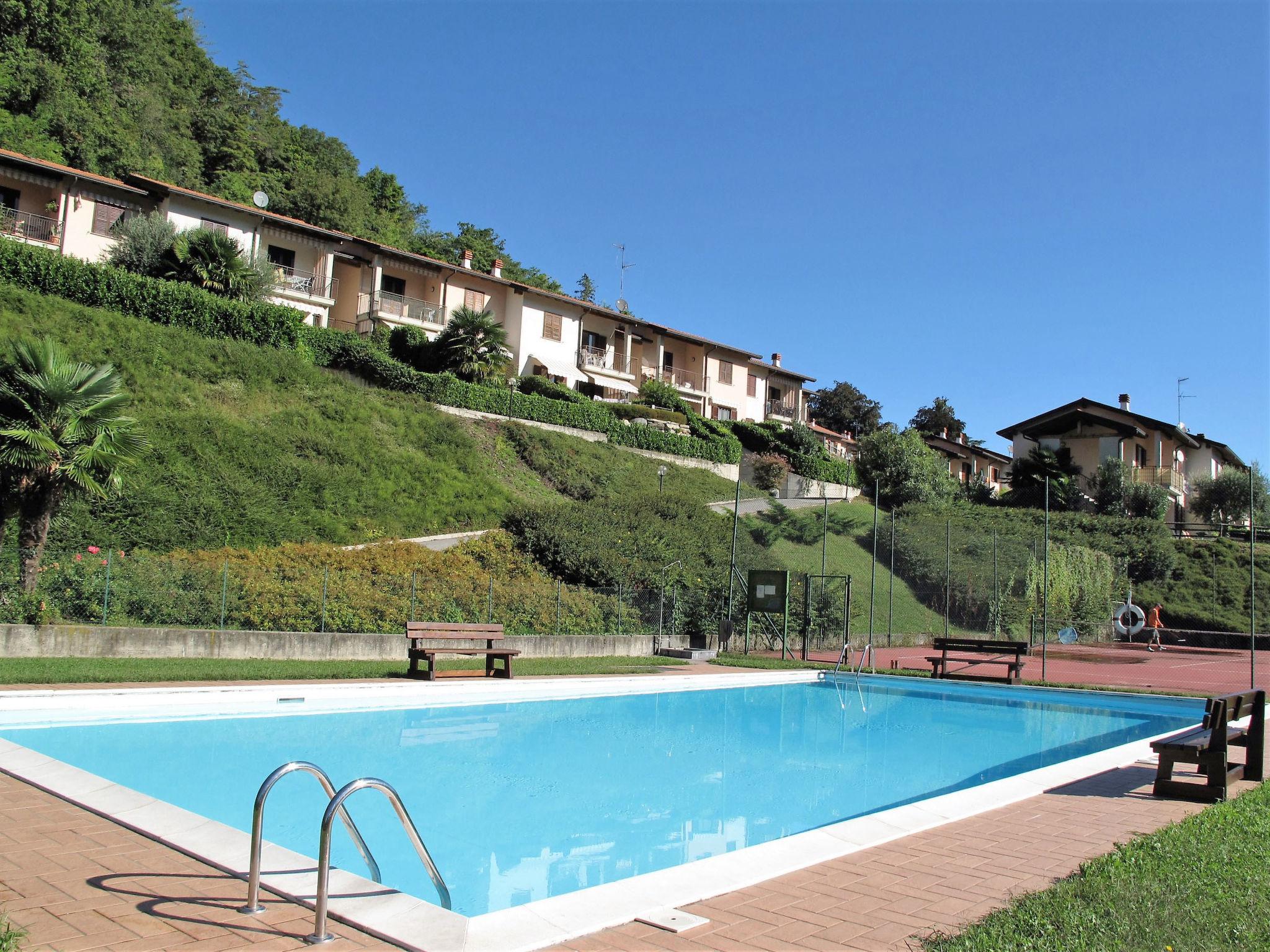 Foto 3 - Appartamento con 2 camere da letto a Castelveccana con piscina e vista sulle montagne