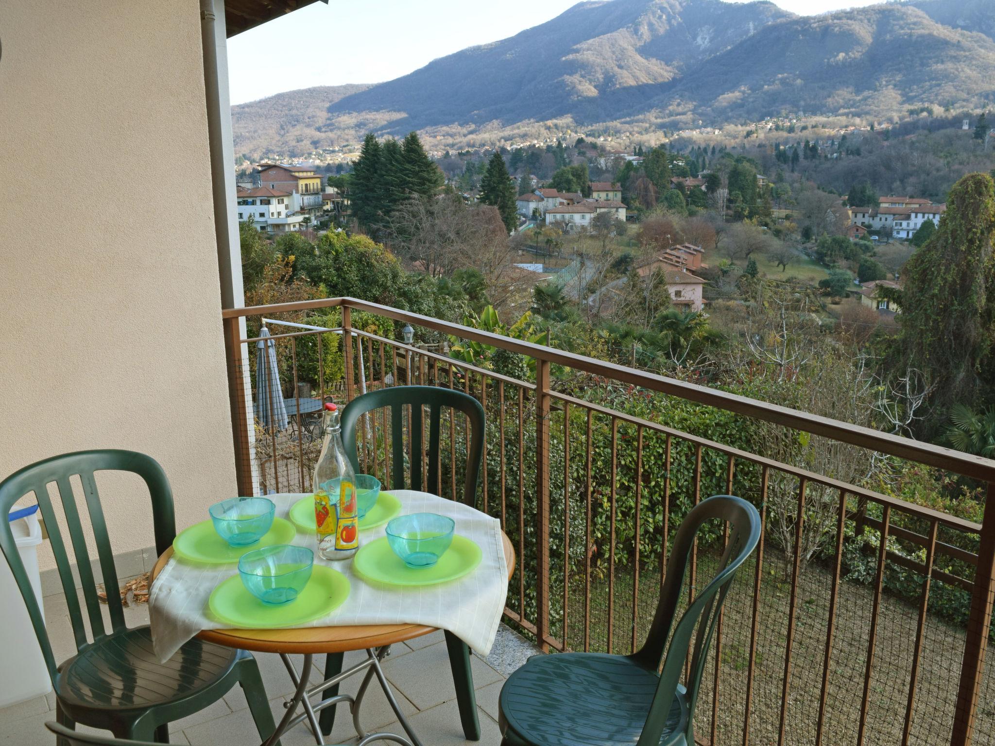 Foto 5 - Apartment mit 2 Schlafzimmern in Castelveccana mit schwimmbad und blick auf die berge