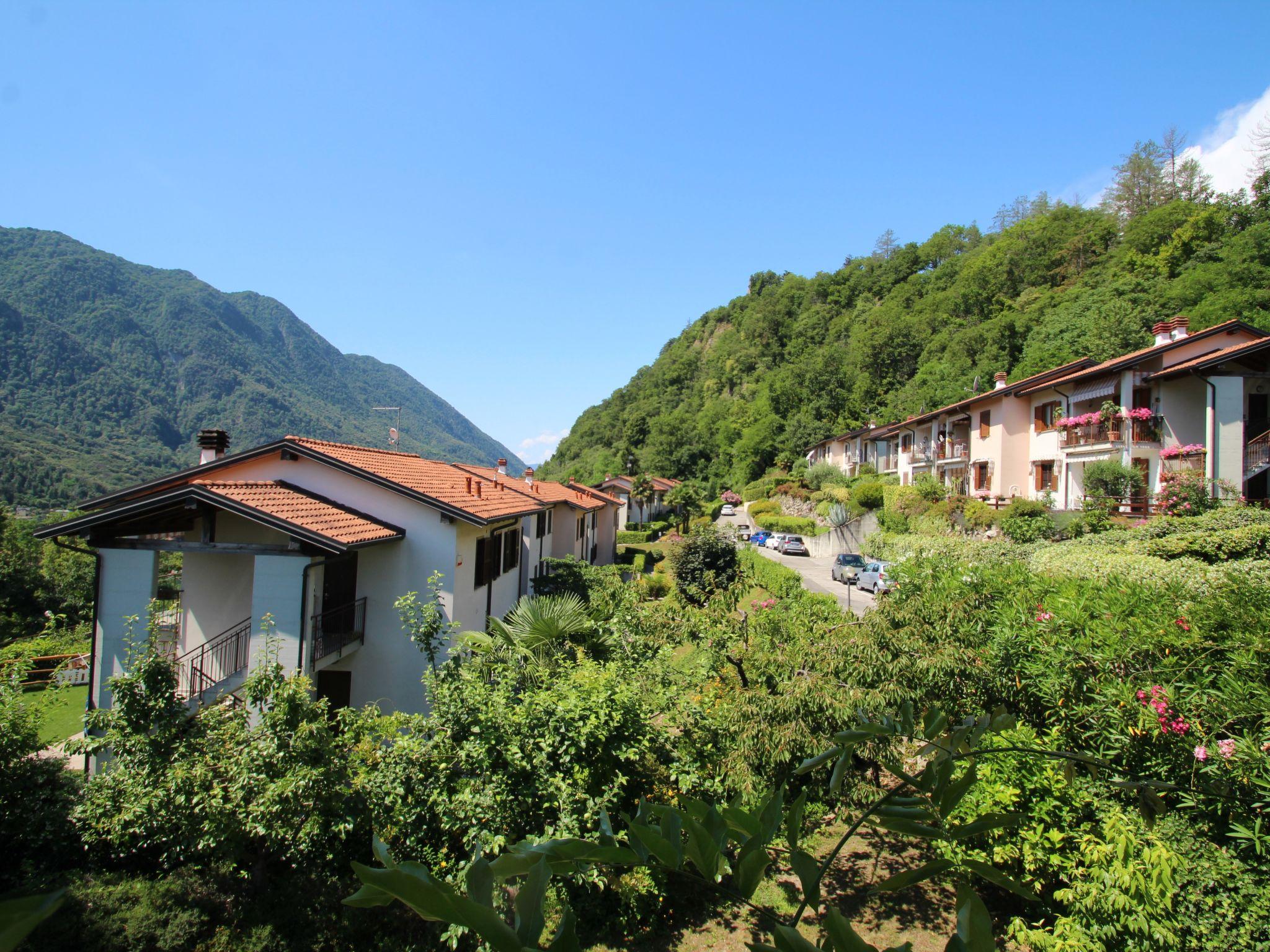Foto 3 - Apartamento de 2 quartos em Castelveccana com piscina e vista para a montanha