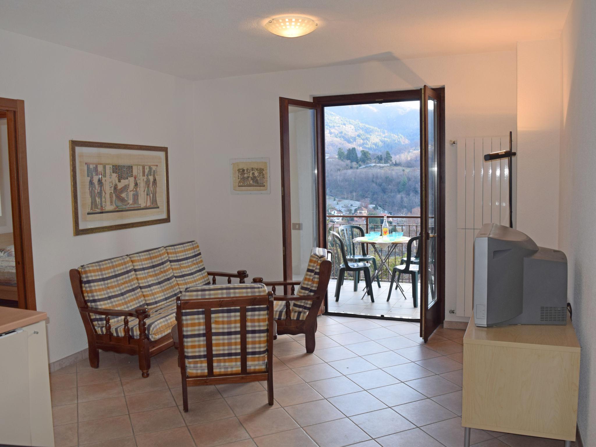 Foto 7 - Appartamento con 2 camere da letto a Castelveccana con piscina e vista sulle montagne