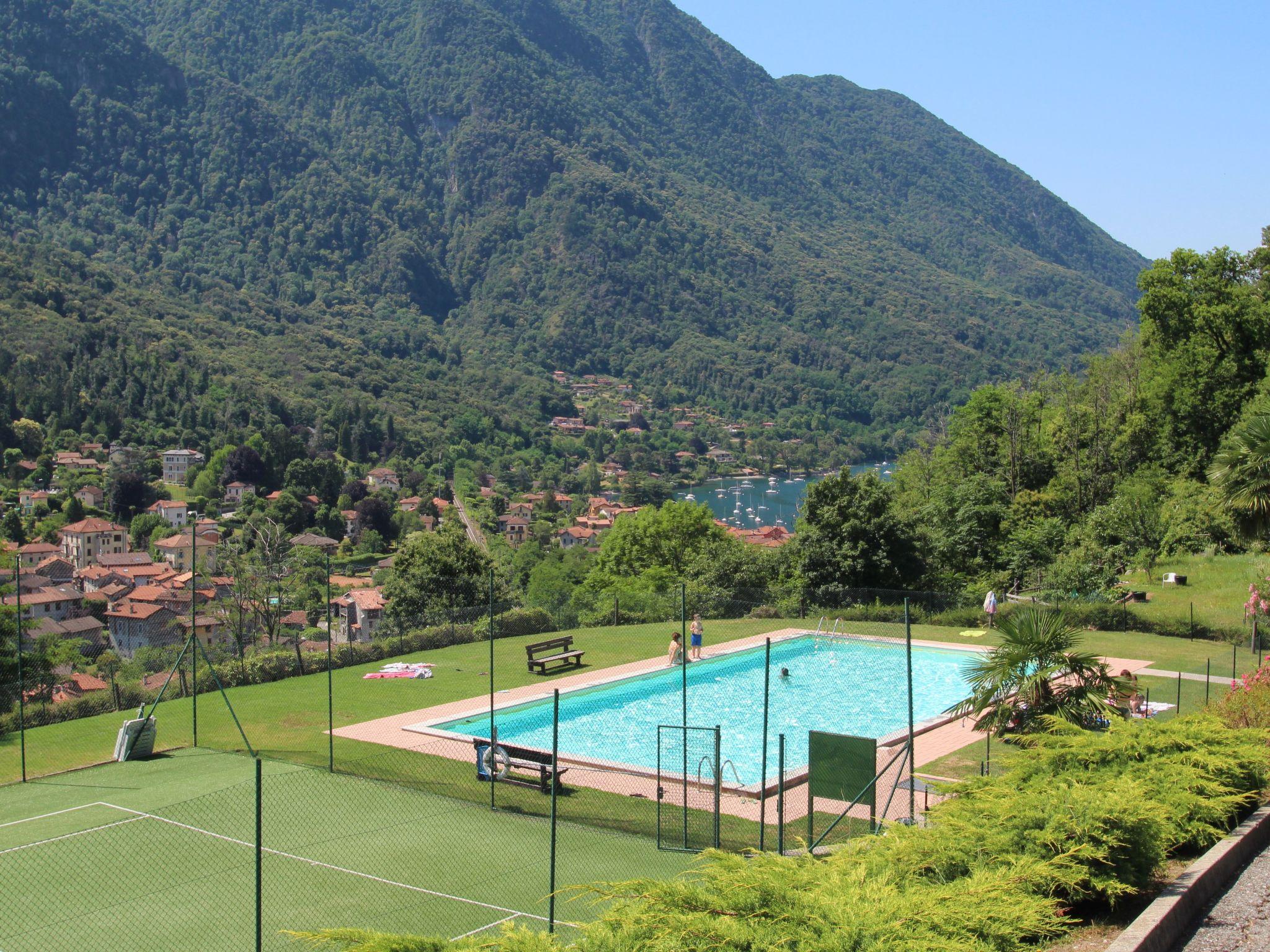 Foto 2 - Apartamento de 2 quartos em Castelveccana com piscina e vista para a montanha
