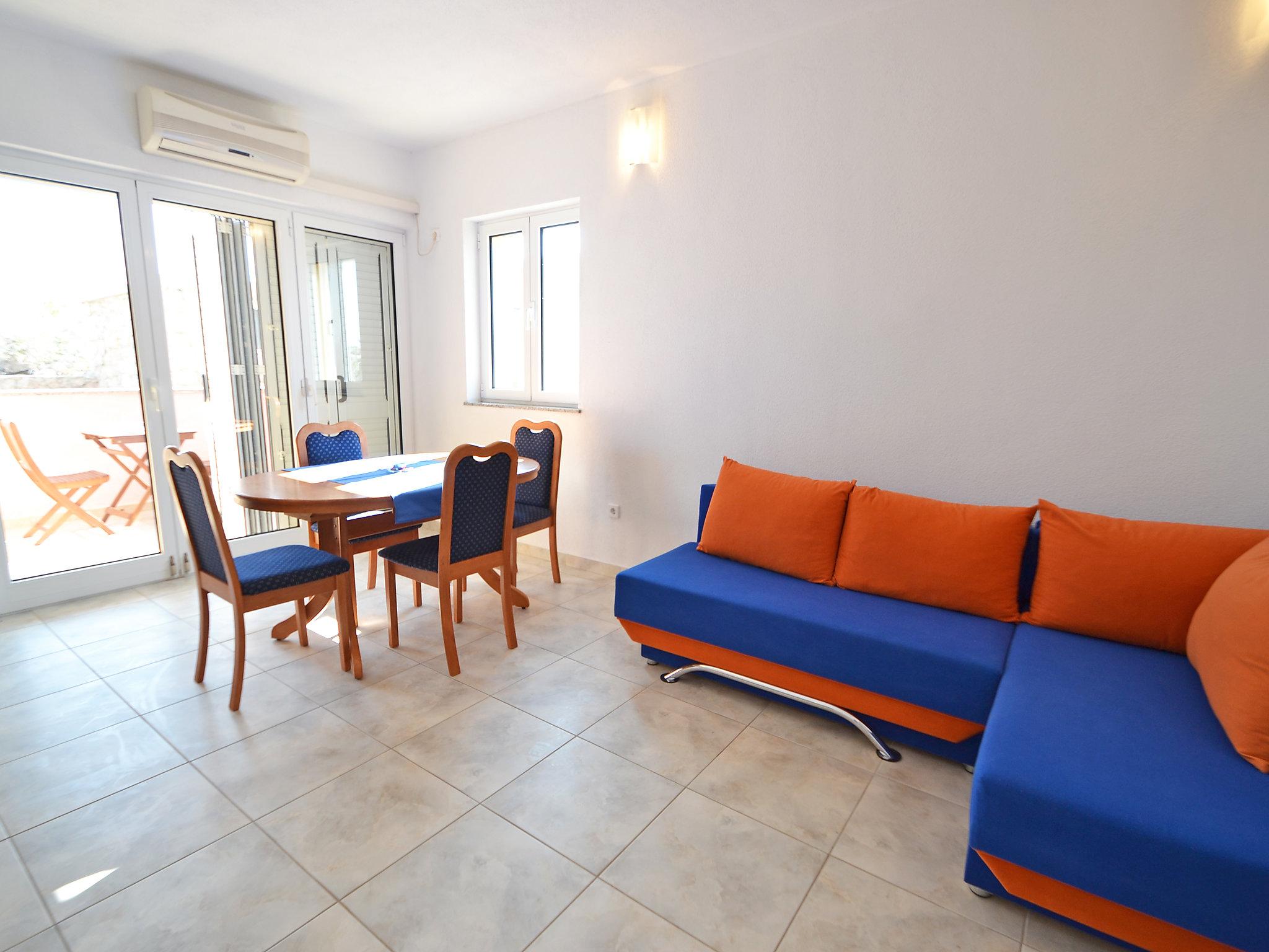 Photo 2 - 1 bedroom Apartment in Karlobag with terrace