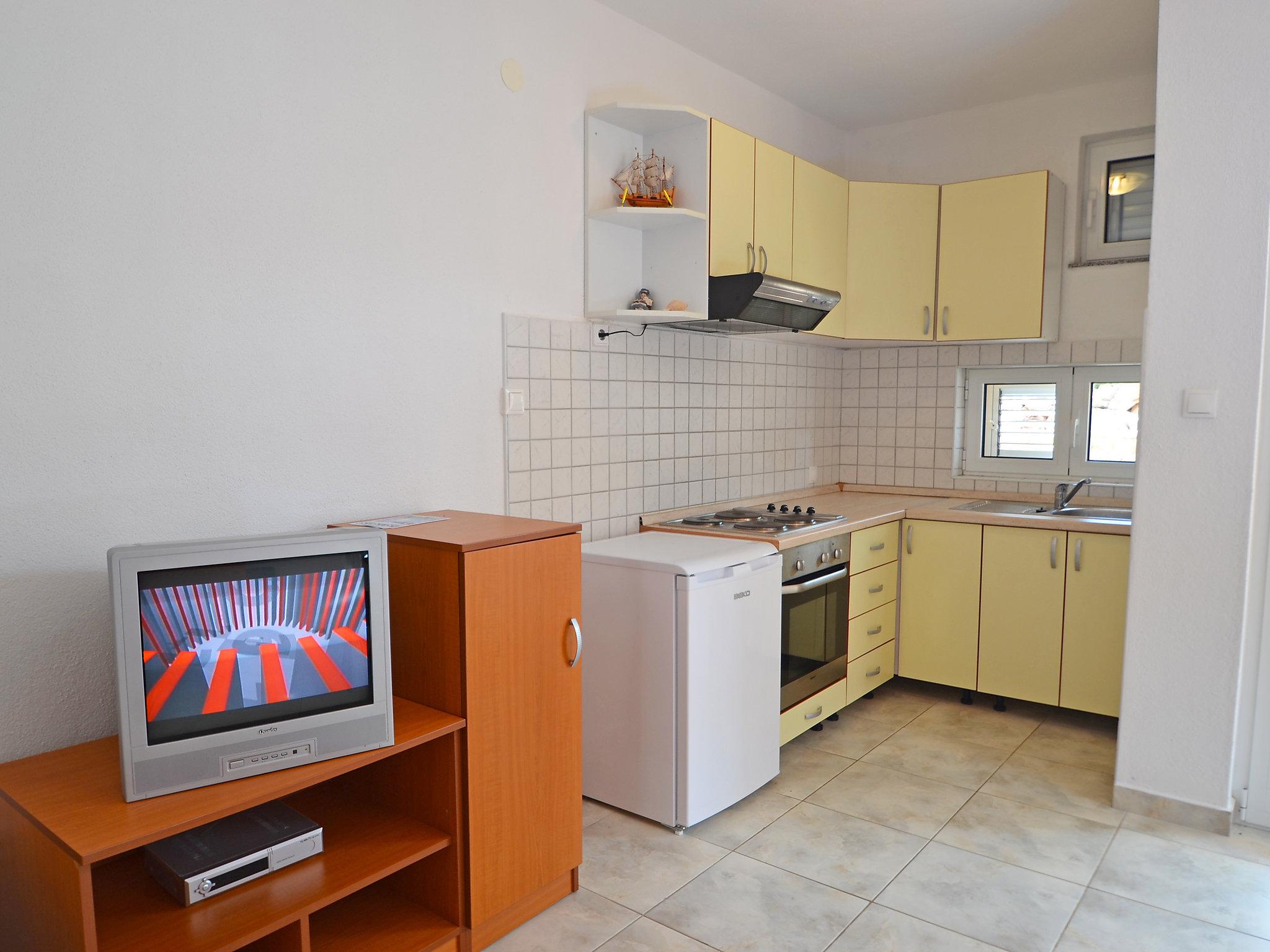 Photo 8 - 1 bedroom Apartment in Karlobag with terrace and sea view