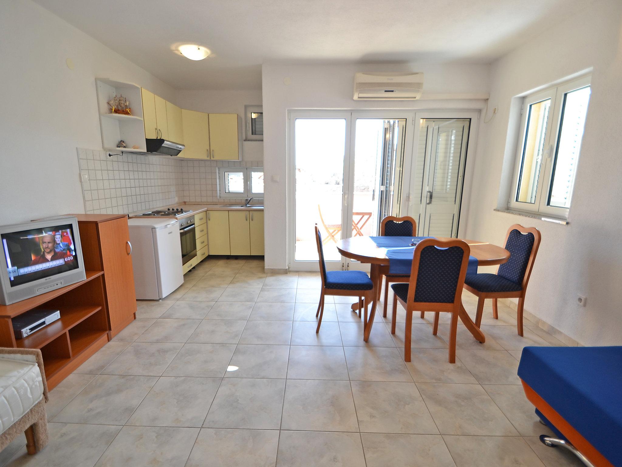 Photo 6 - 1 bedroom Apartment in Karlobag with terrace and sea view