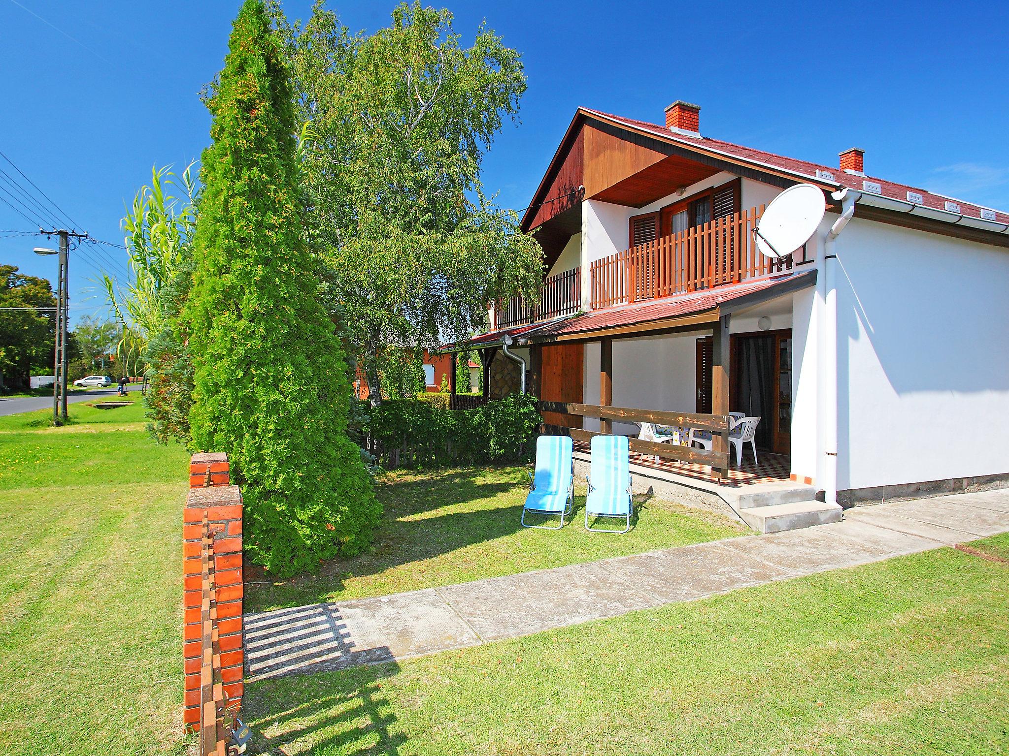 Foto 11 - Casa de 2 habitaciones en Balatonkeresztúr con jardín y terraza