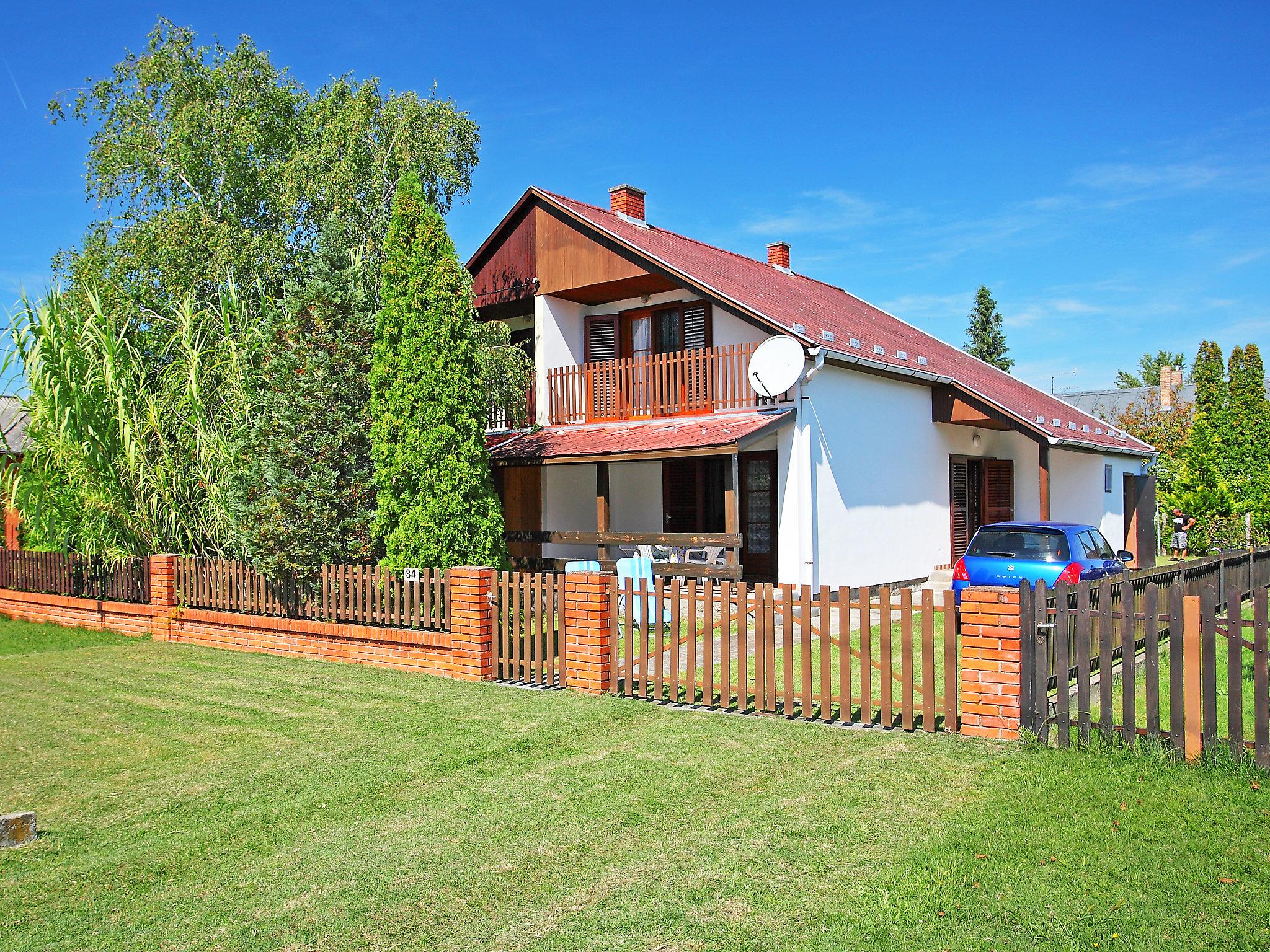 Photo 1 - Maison de 2 chambres à Balatonkeresztúr avec jardin et terrasse