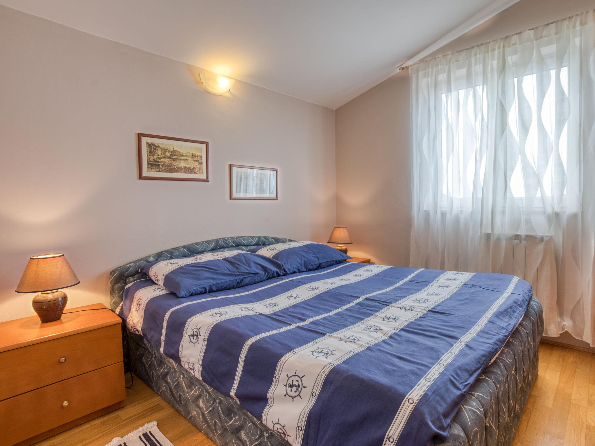Foto 4 - Apartamento de 1 habitación en Poreč con jardín y vistas al mar