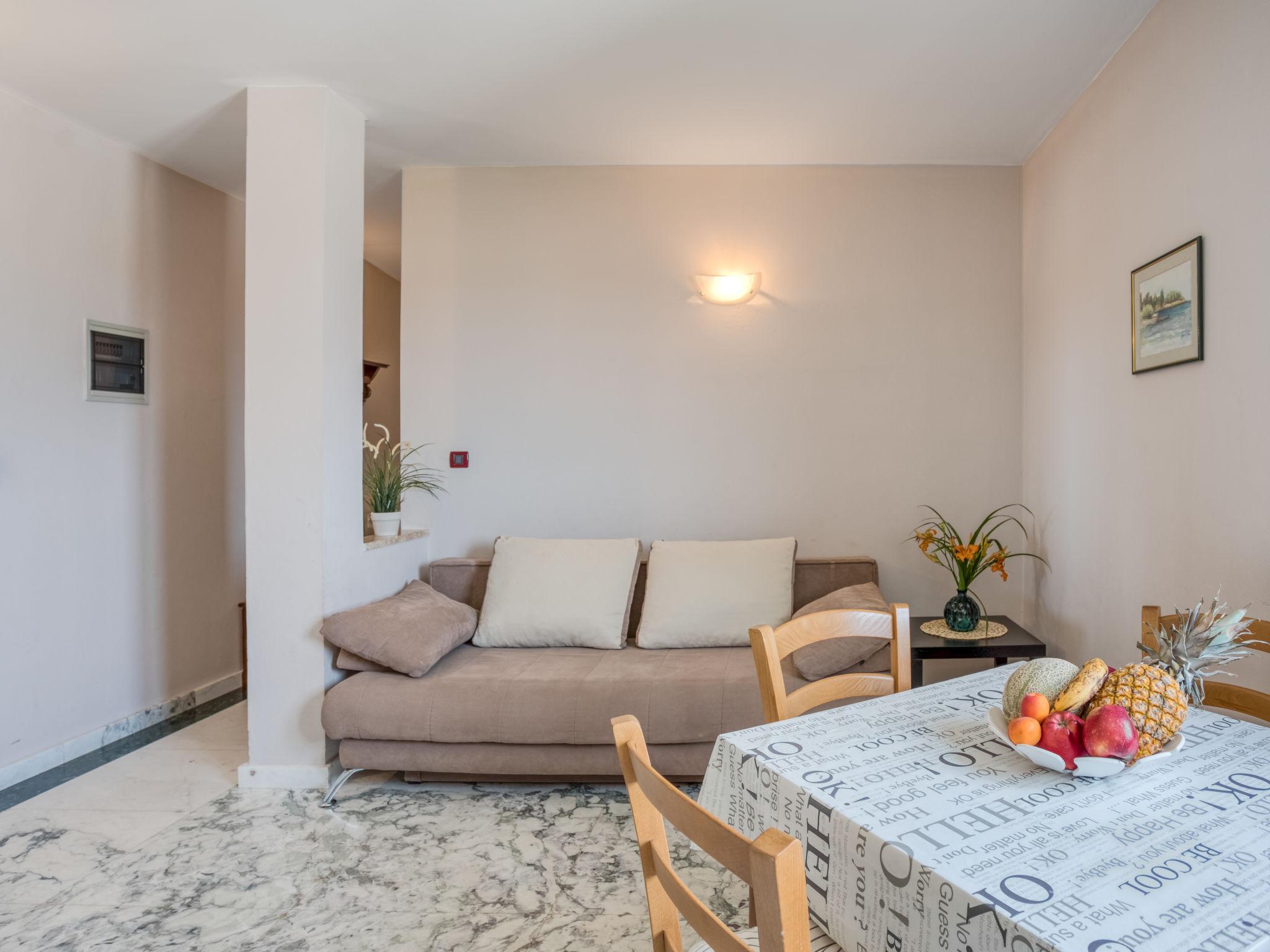 Foto 1 - Appartamento con 1 camera da letto a Poreč con giardino e vista mare