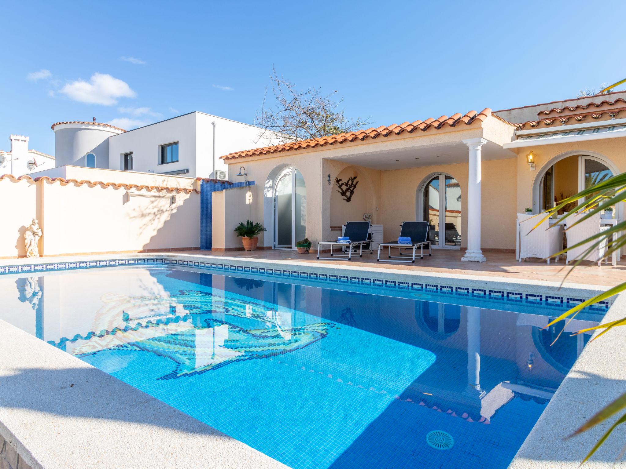 Photo 1 - Maison de 2 chambres à Castelló d'Empúries avec piscine privée et vues à la mer