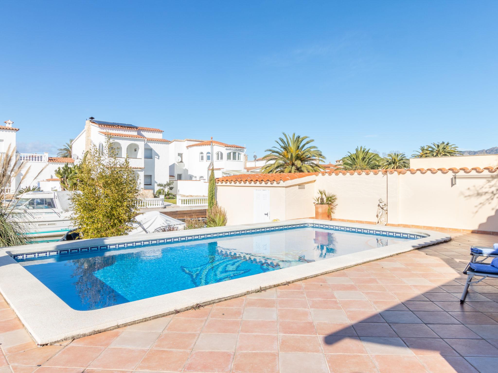 Foto 16 - Casa de 2 quartos em Castelló d'Empúries com piscina privada e jardim