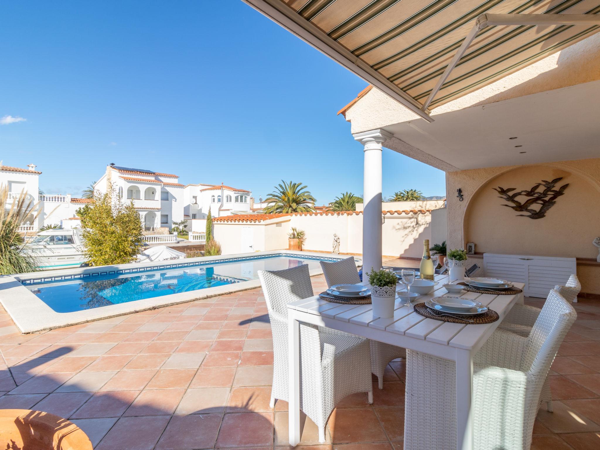 Photo 2 - Maison de 2 chambres à Castelló d'Empúries avec piscine privée et vues à la mer