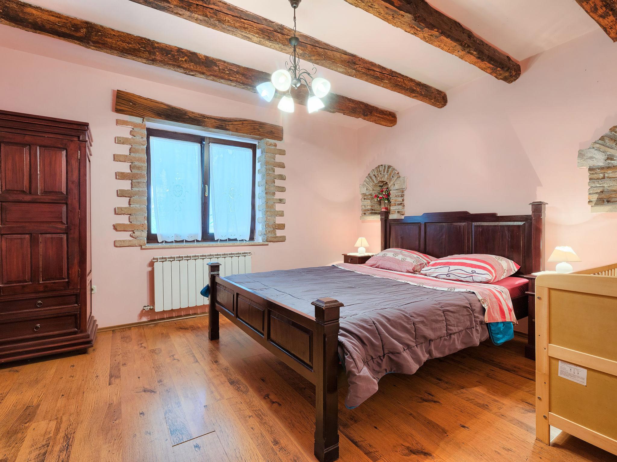 Foto 4 - Appartamento con 1 camera da letto a Pazin con piscina e giardino