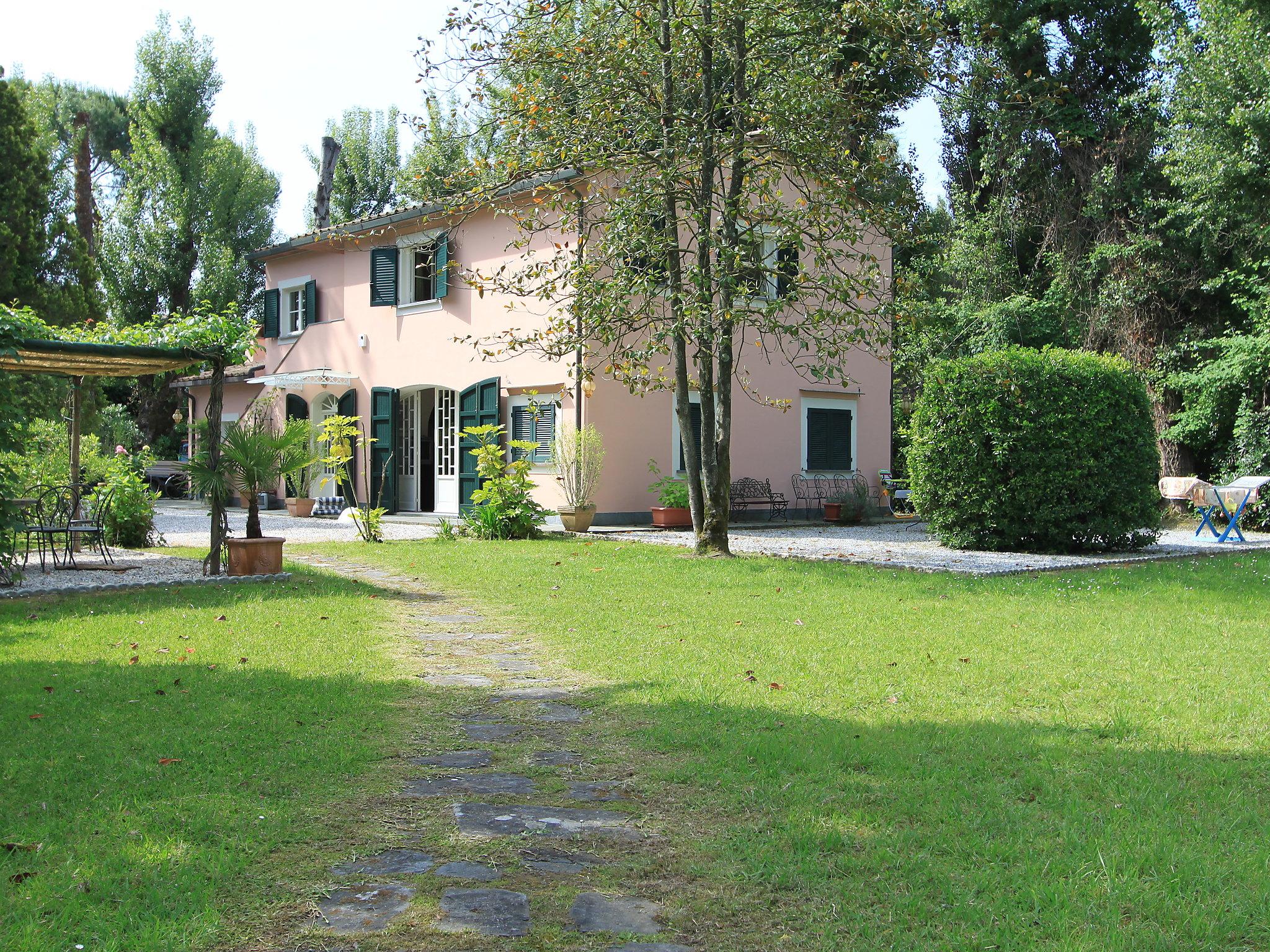 Foto 1 - Casa de 6 habitaciones en Forte dei Marmi con piscina privada y vistas al mar