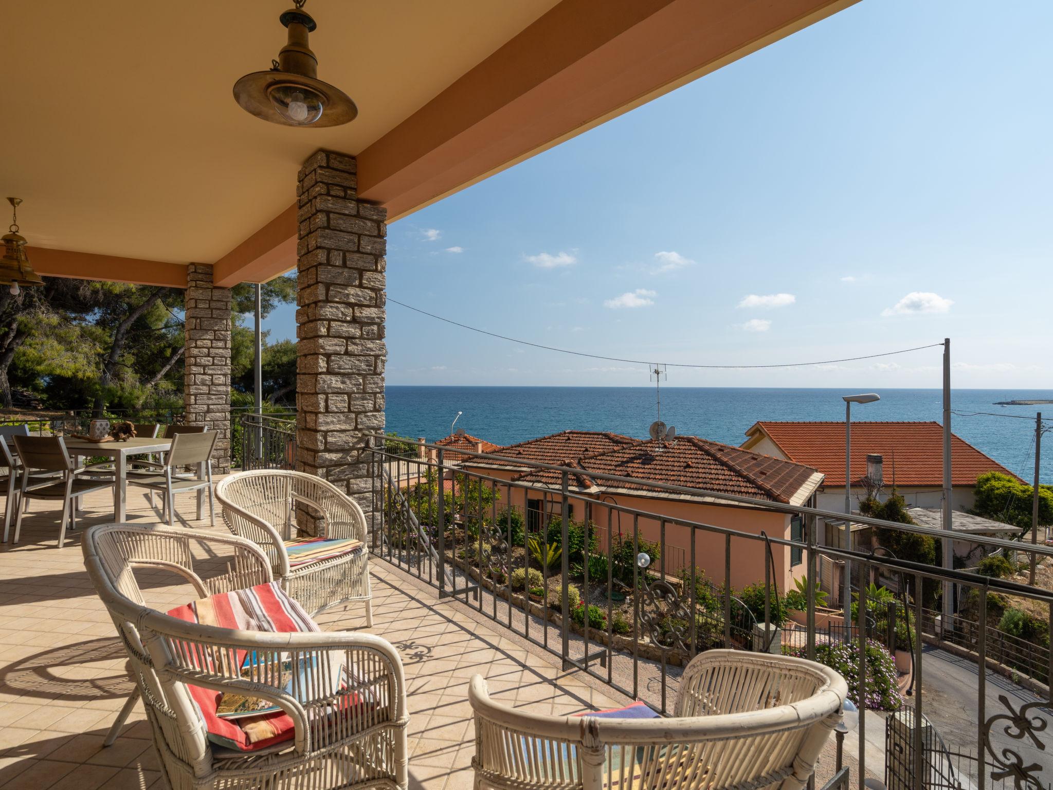 Foto 1 - Casa de 2 habitaciones en Cipressa con terraza y vistas al mar