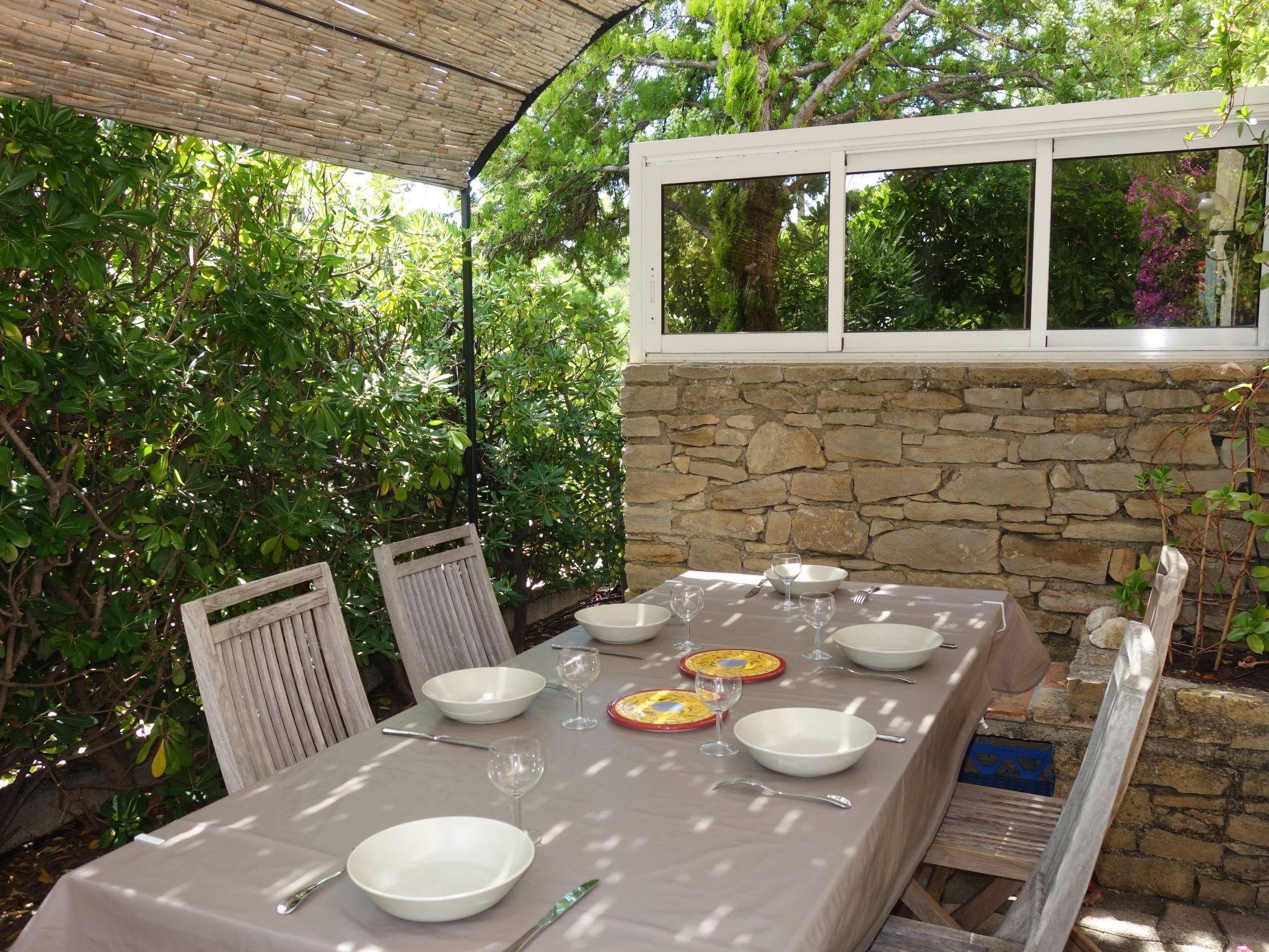 Photo 16 - Maison de 3 chambres à Saint-Cyr-sur-Mer avec jardin et terrasse