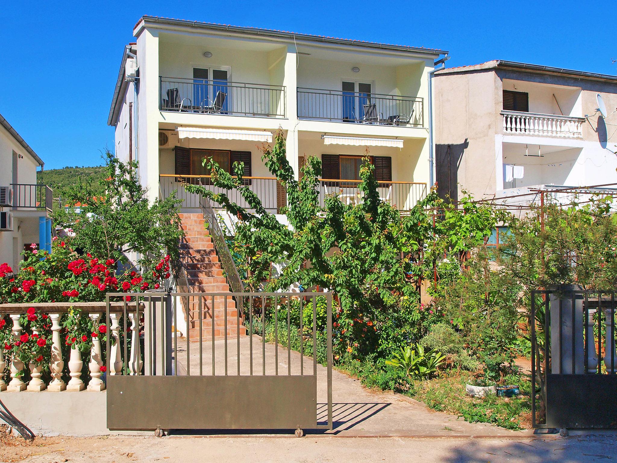 Photo 7 - 1 bedroom Apartment in Tribunj with terrace and sea view