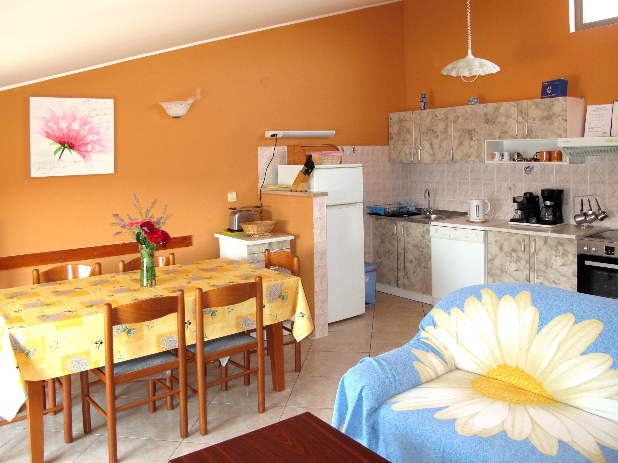 Photo 3 - 2 bedroom Apartment in Medulin with garden