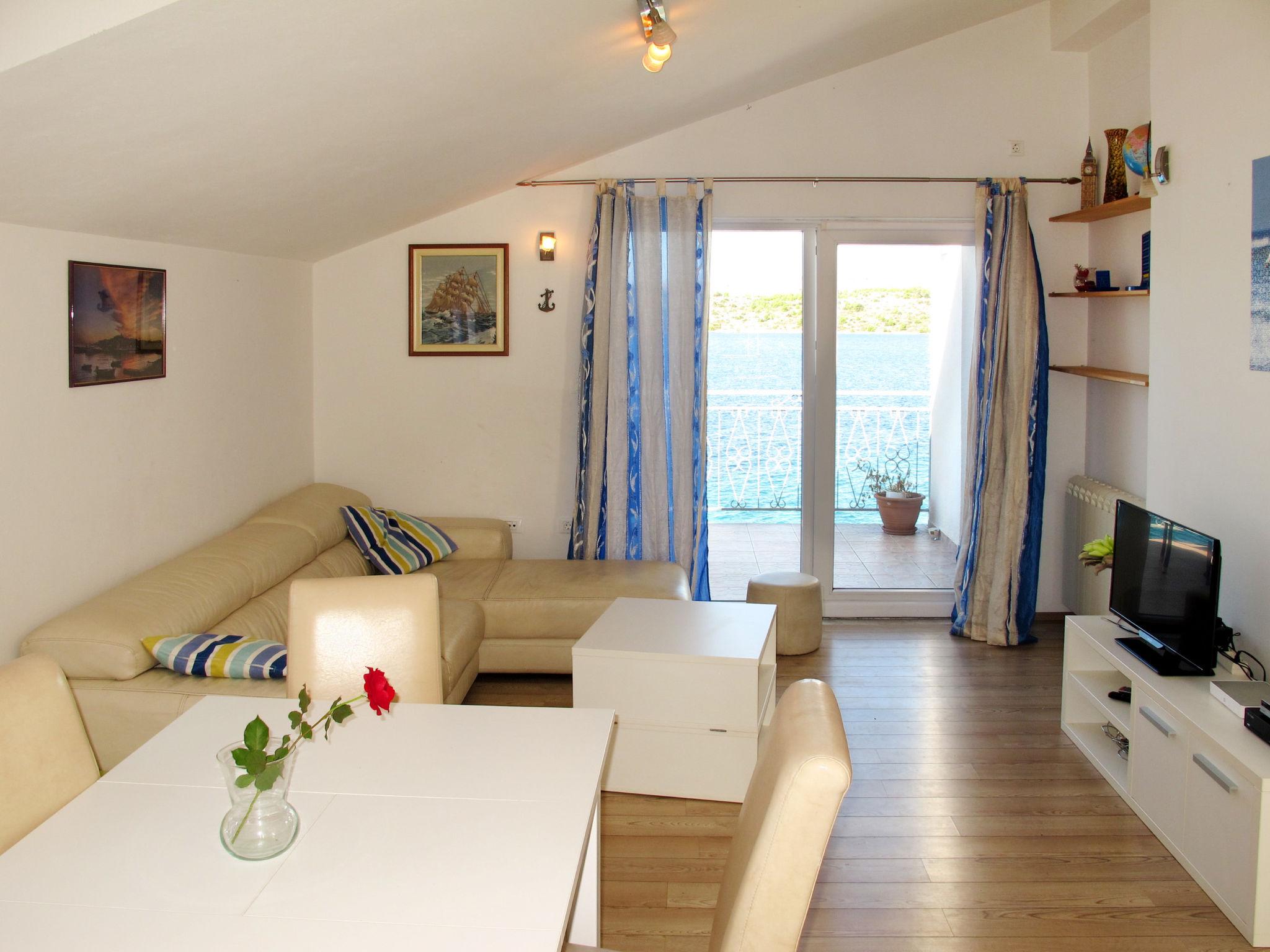 Foto 4 - Apartamento de 3 quartos em Sibenik com terraço e vistas do mar