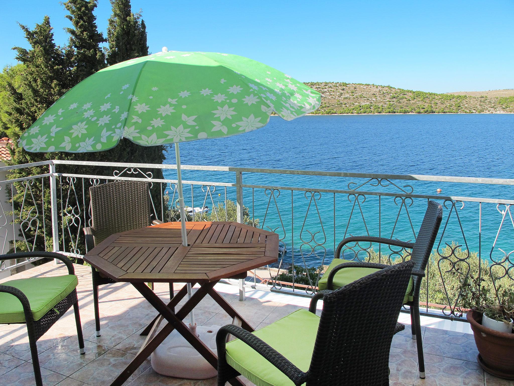 Foto 1 - Apartamento de 3 habitaciones en Sibenik con terraza y vistas al mar