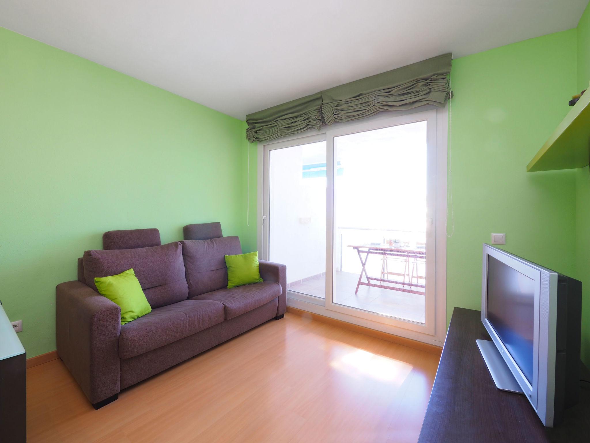 Photo 7 - 2 bedroom Apartment in Roses with swimming pool and garden