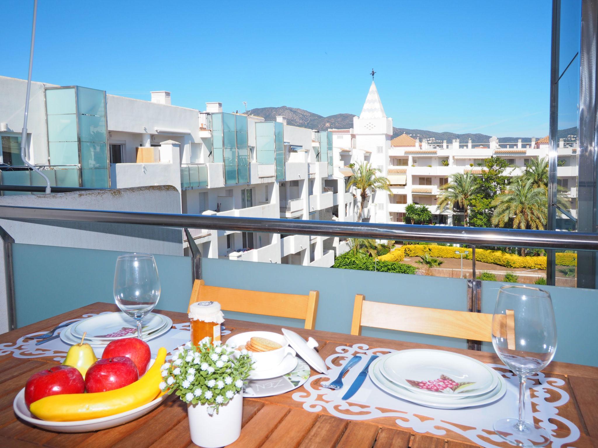 Photo 2 - Appartement de 2 chambres à Roses avec piscine et vues à la mer