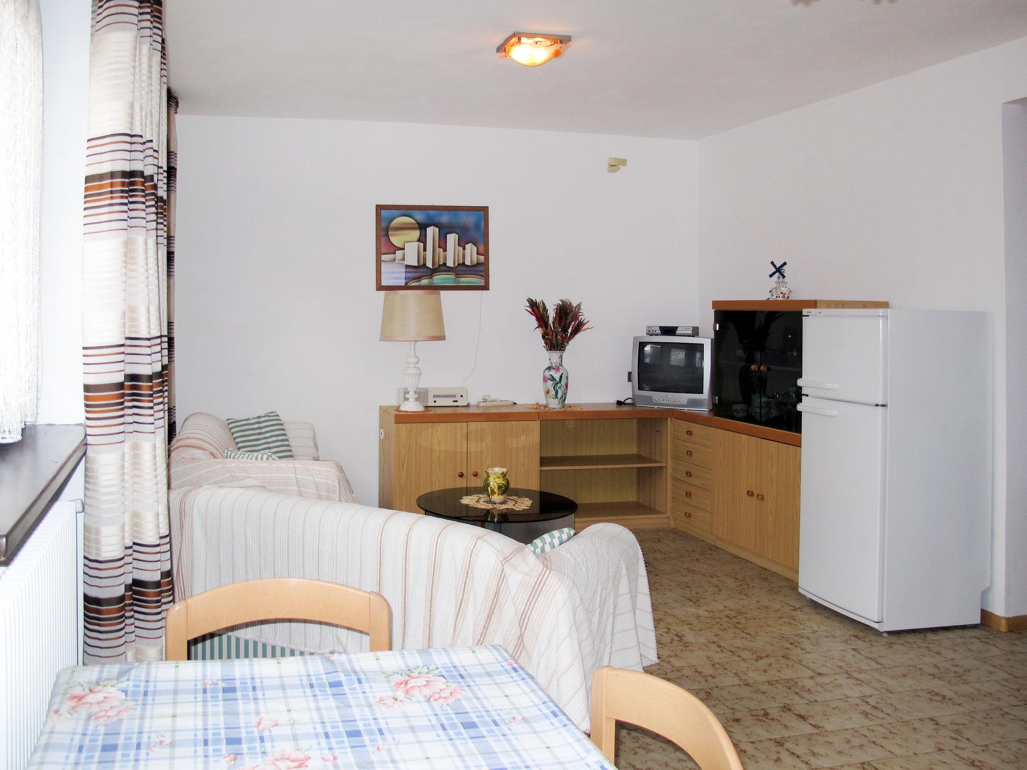 Foto 5 - Apartment mit 1 Schlafzimmer in Calceranica al Lago mit garten und blick auf die berge