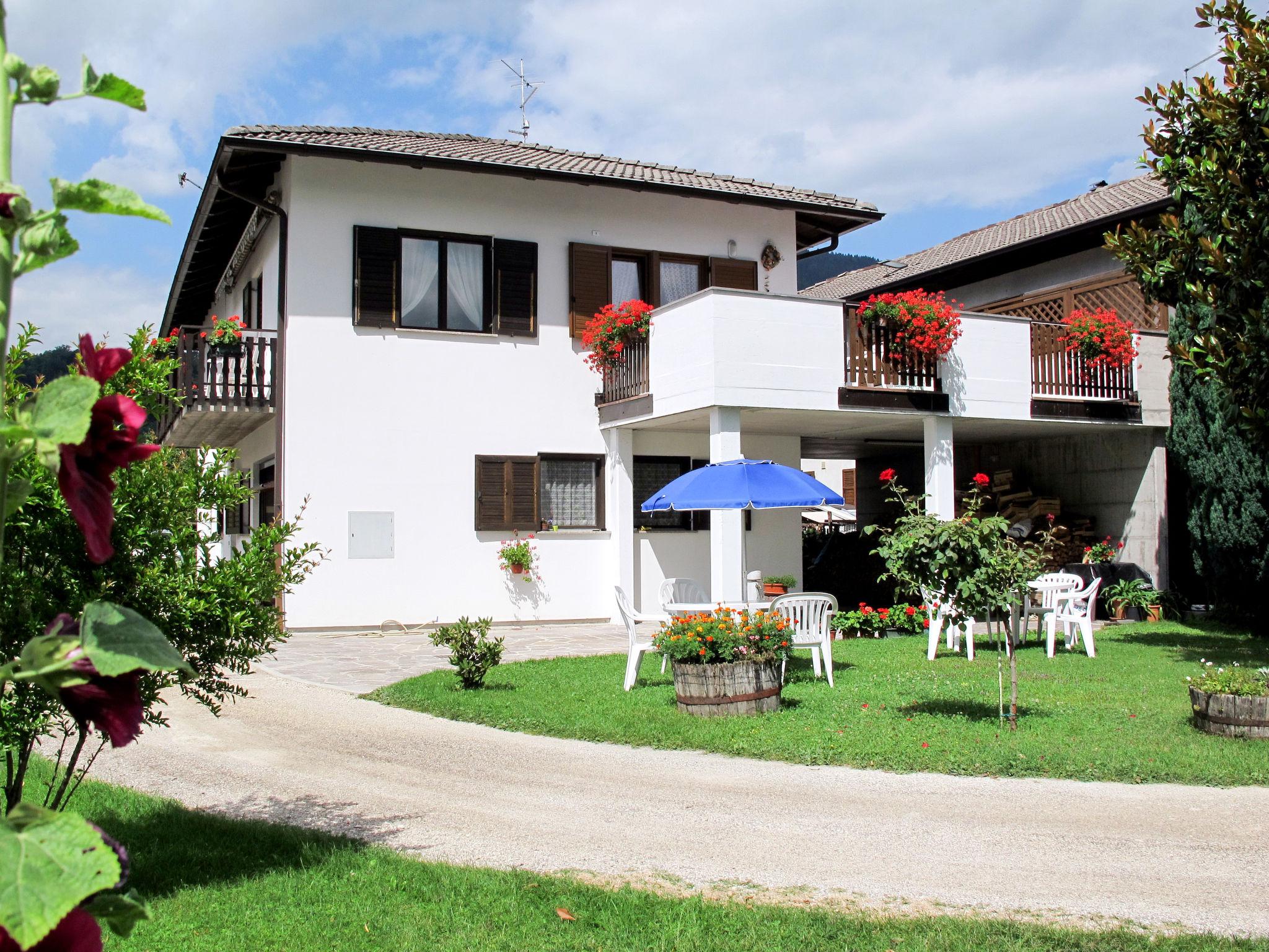 Foto 1 - Apartamento de 1 habitación en Calceranica al Lago con jardín y vistas a la montaña