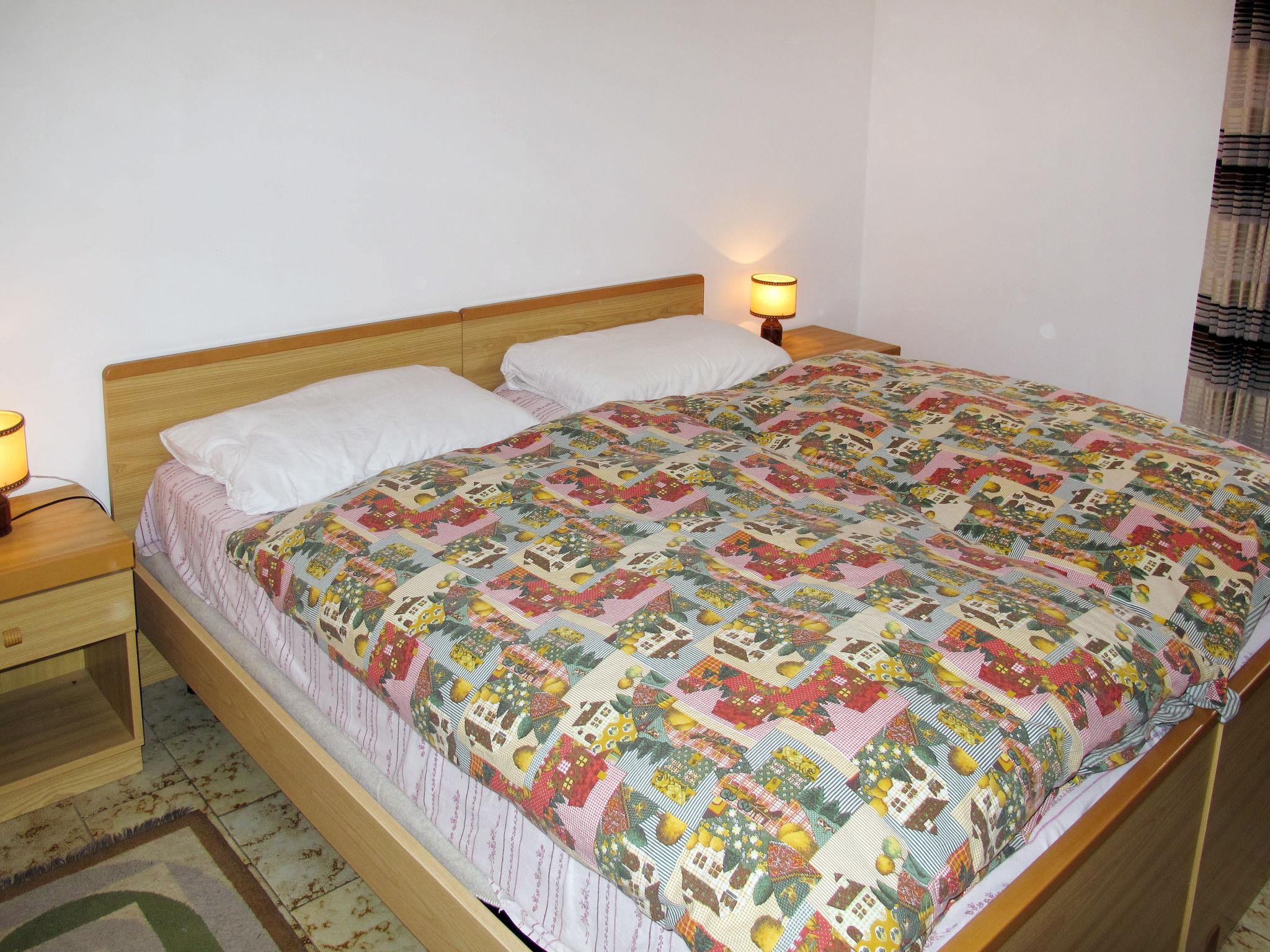 Foto 7 - Apartment mit 1 Schlafzimmer in Calceranica al Lago mit garten und blick auf die berge