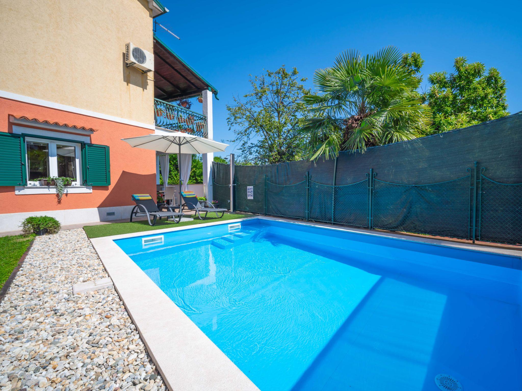Foto 25 - Apartamento de 2 habitaciones en Opatija con piscina privada y vistas al mar