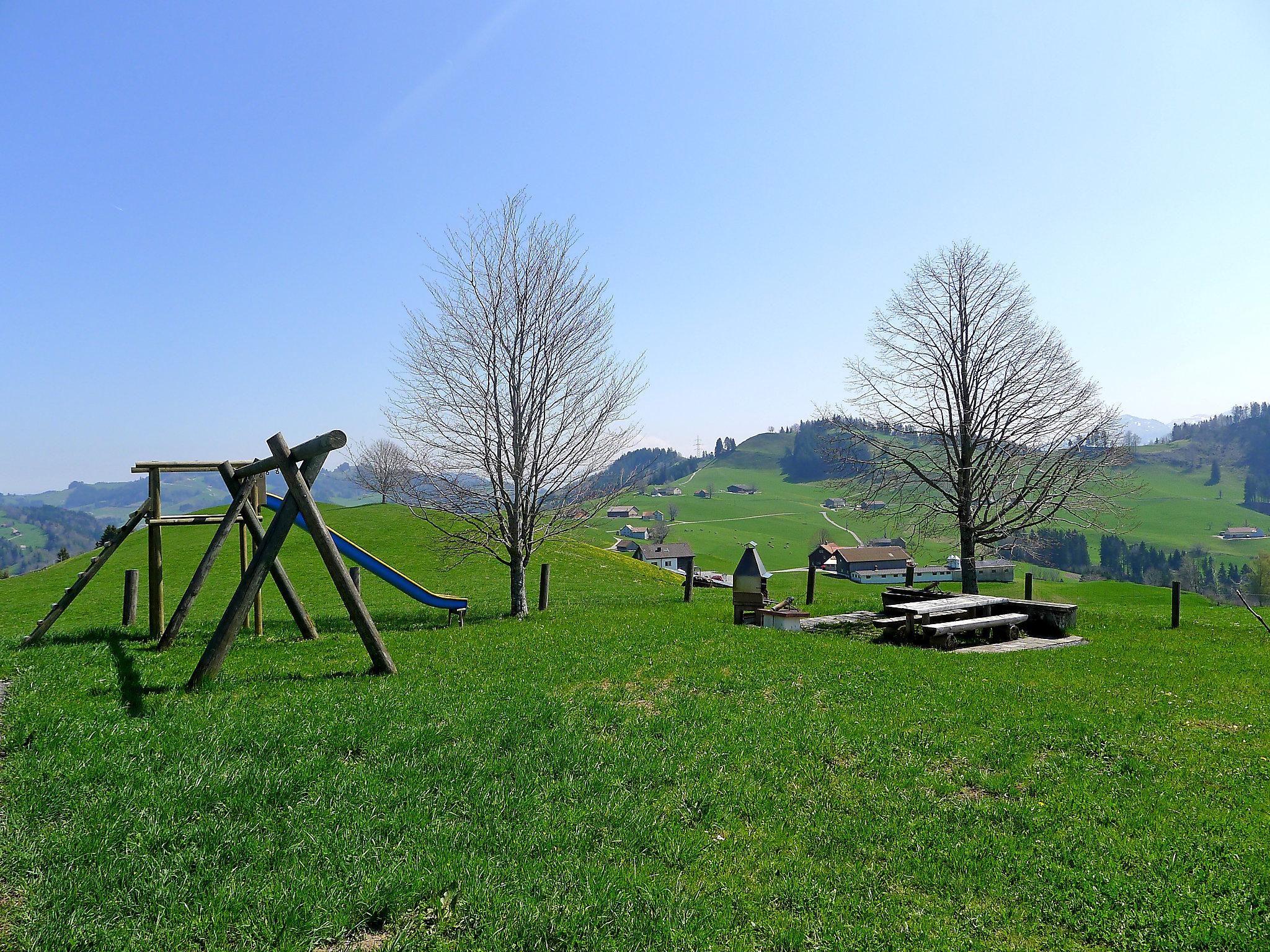 Foto 10 - Appartamento con 2 camere da letto a Schlatt-Haslen con giardino e vista sulle montagne