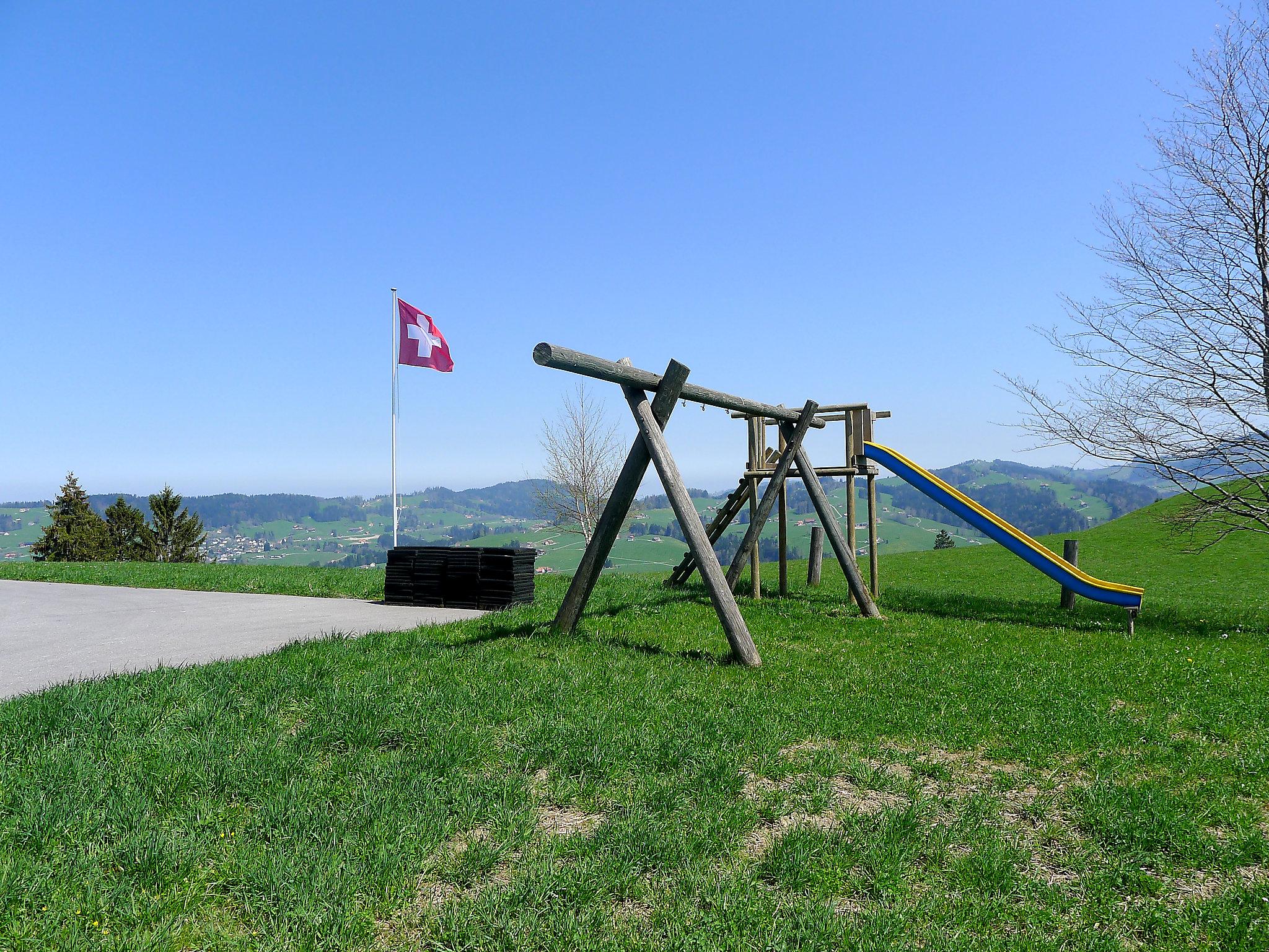 Foto 9 - Appartamento con 2 camere da letto a Schlatt-Haslen con giardino e vista sulle montagne