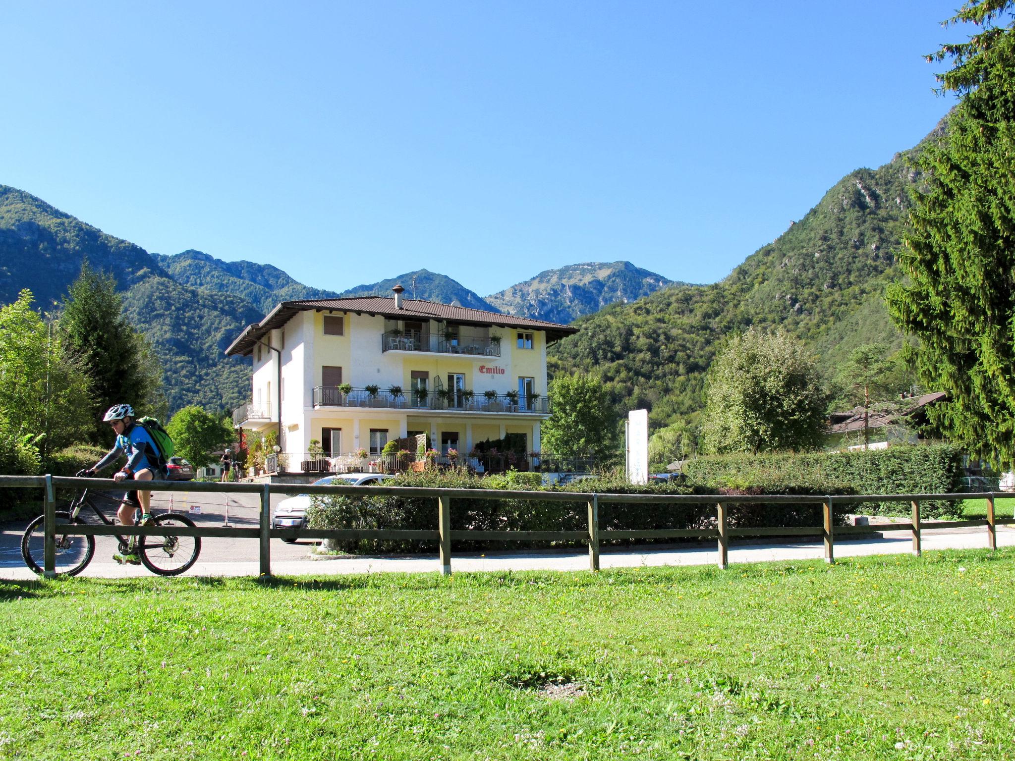 Foto 2 - Apartamento de 1 habitación en Ledro con piscina y vistas a la montaña