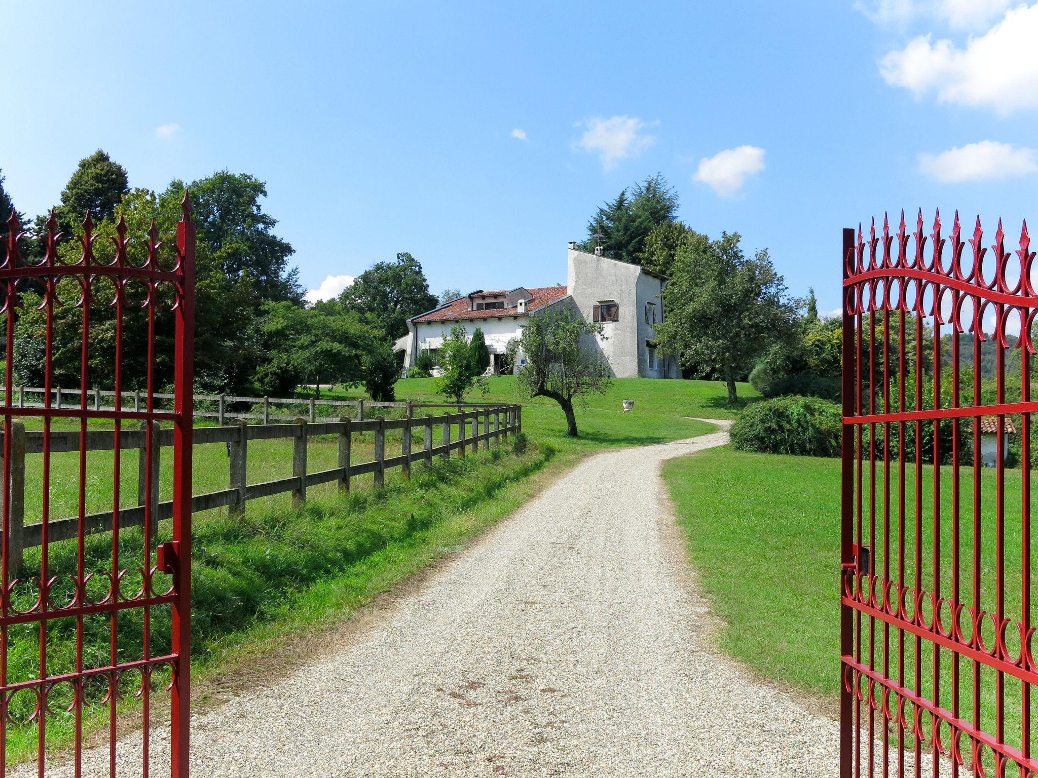 Foto 1 - Casa de 5 quartos em Zubiena com jardim e vista para a montanha