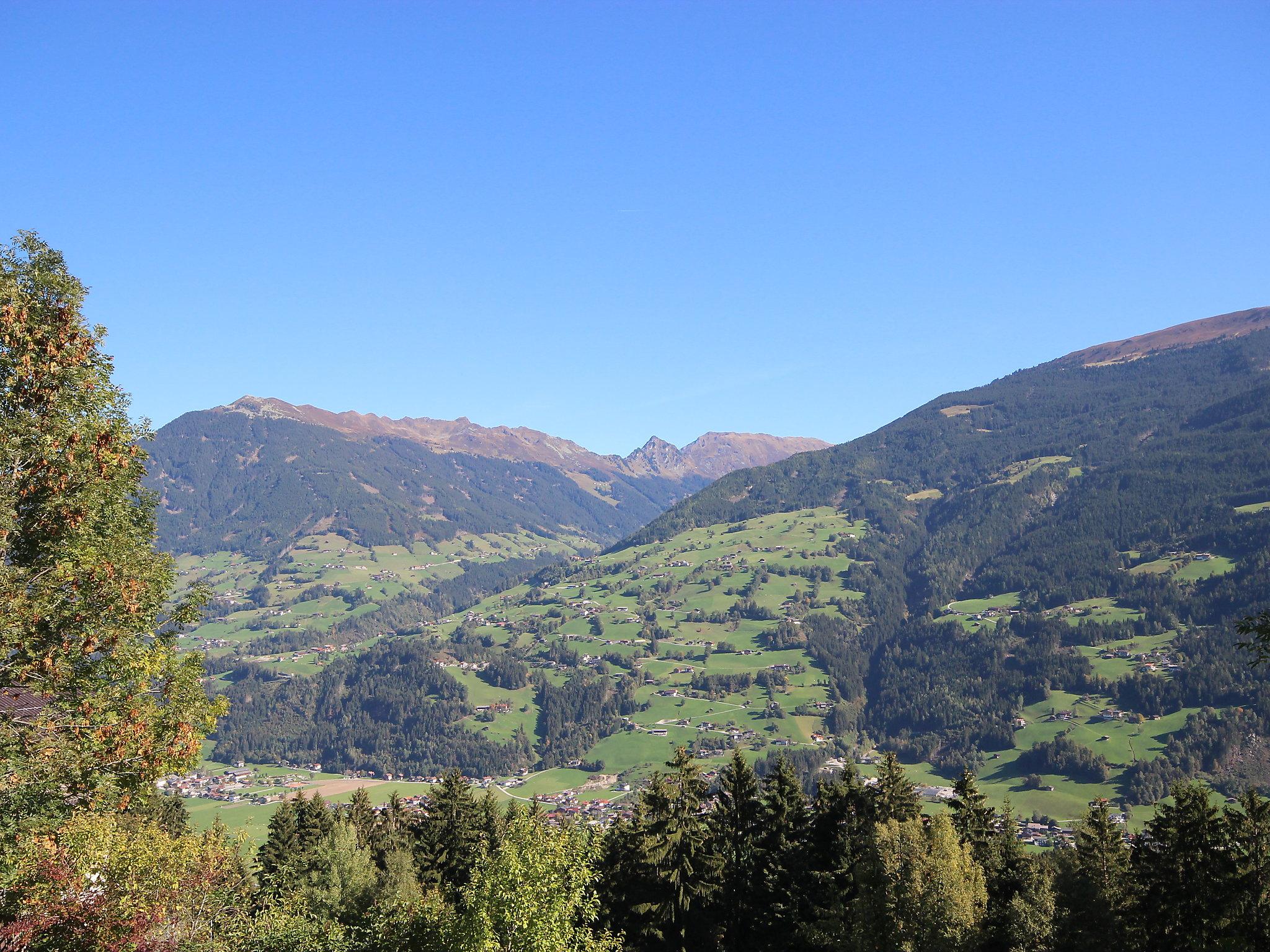 Foto 17 - Appartamento con 3 camere da letto a Aschau im Zillertal con vista sulle montagne