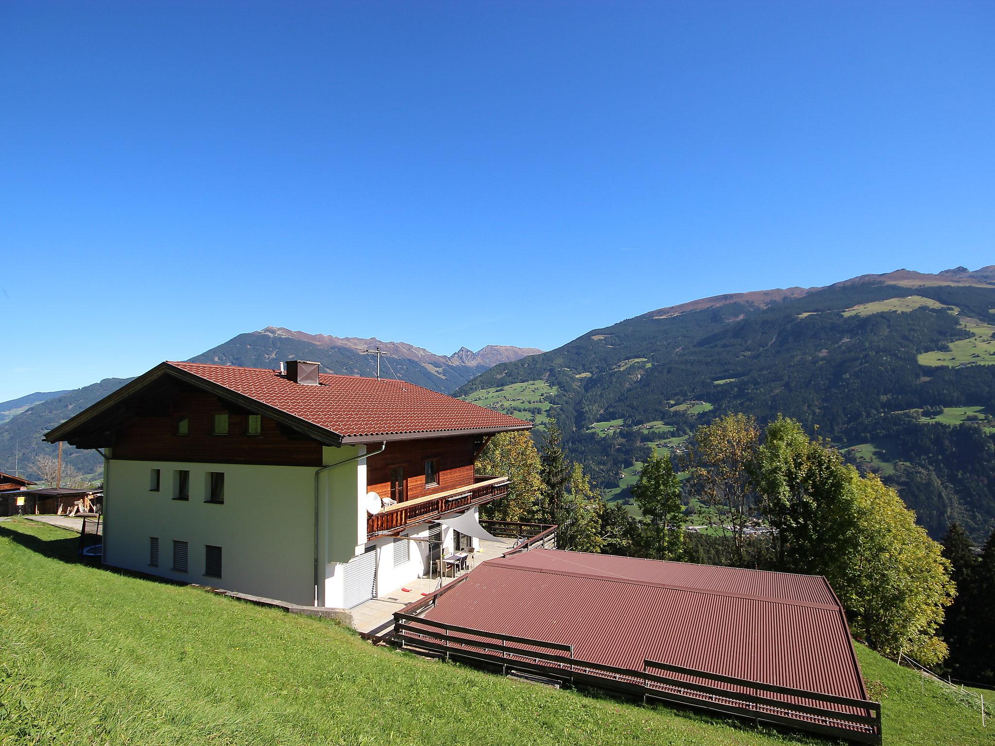 Foto 1 - Appartamento con 2 camere da letto a Aschau im Zillertal con giardino e vista sulle montagne