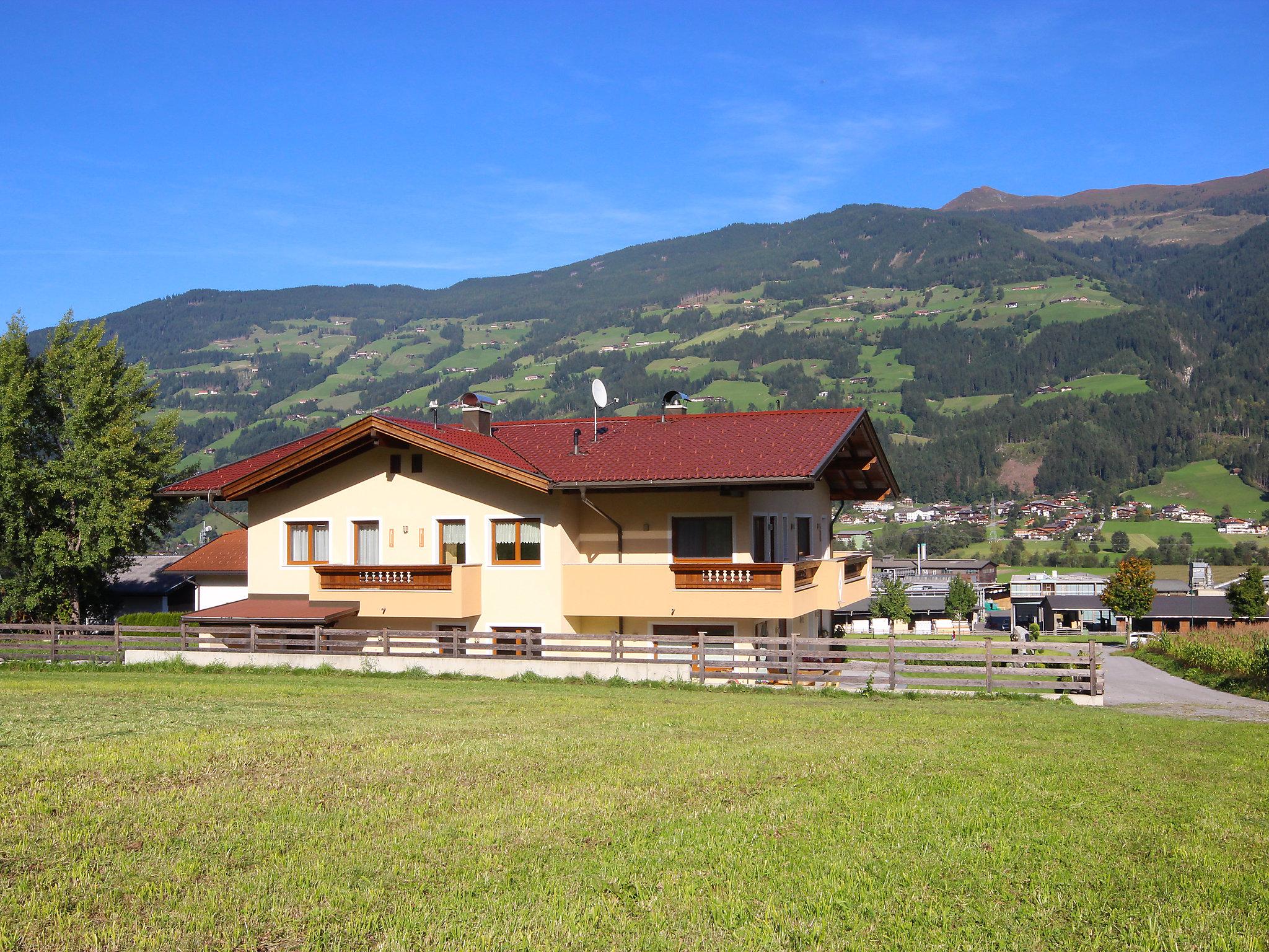 Foto 1 - Appartamento con 2 camere da letto a Fügen con vista sulle montagne