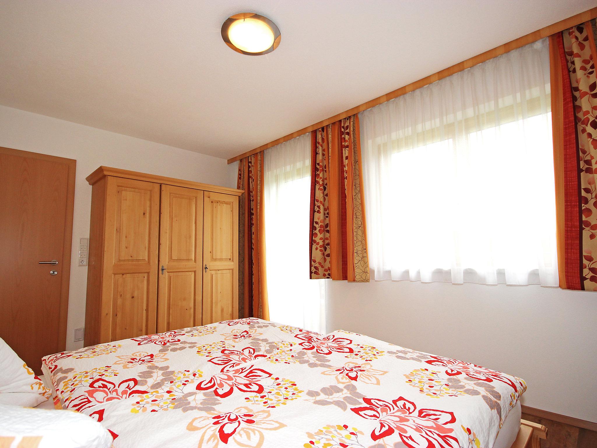 Foto 8 - Appartamento con 2 camere da letto a Fügen con vista sulle montagne