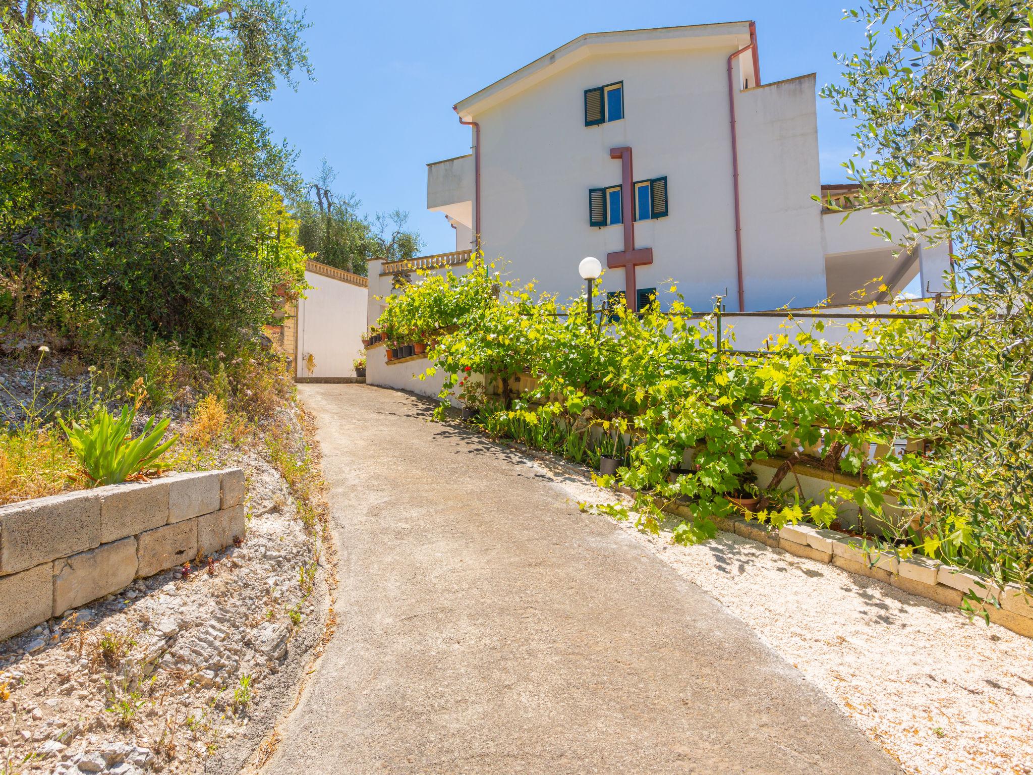 Photo 1 - Appartement de 3 chambres à Peschici avec jardin et vues à la mer