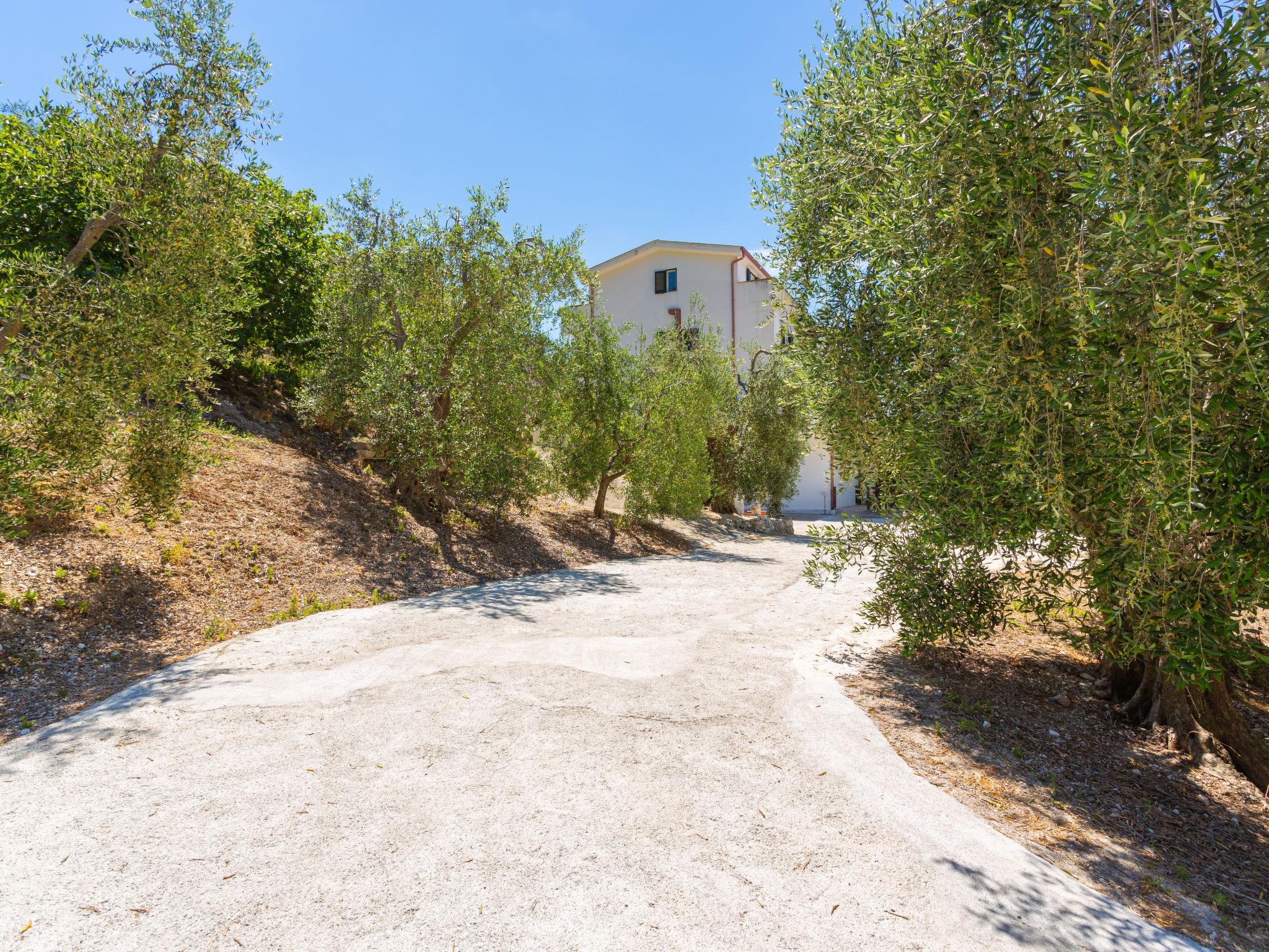 Photo 28 - Appartement de 3 chambres à Peschici avec jardin et vues à la mer