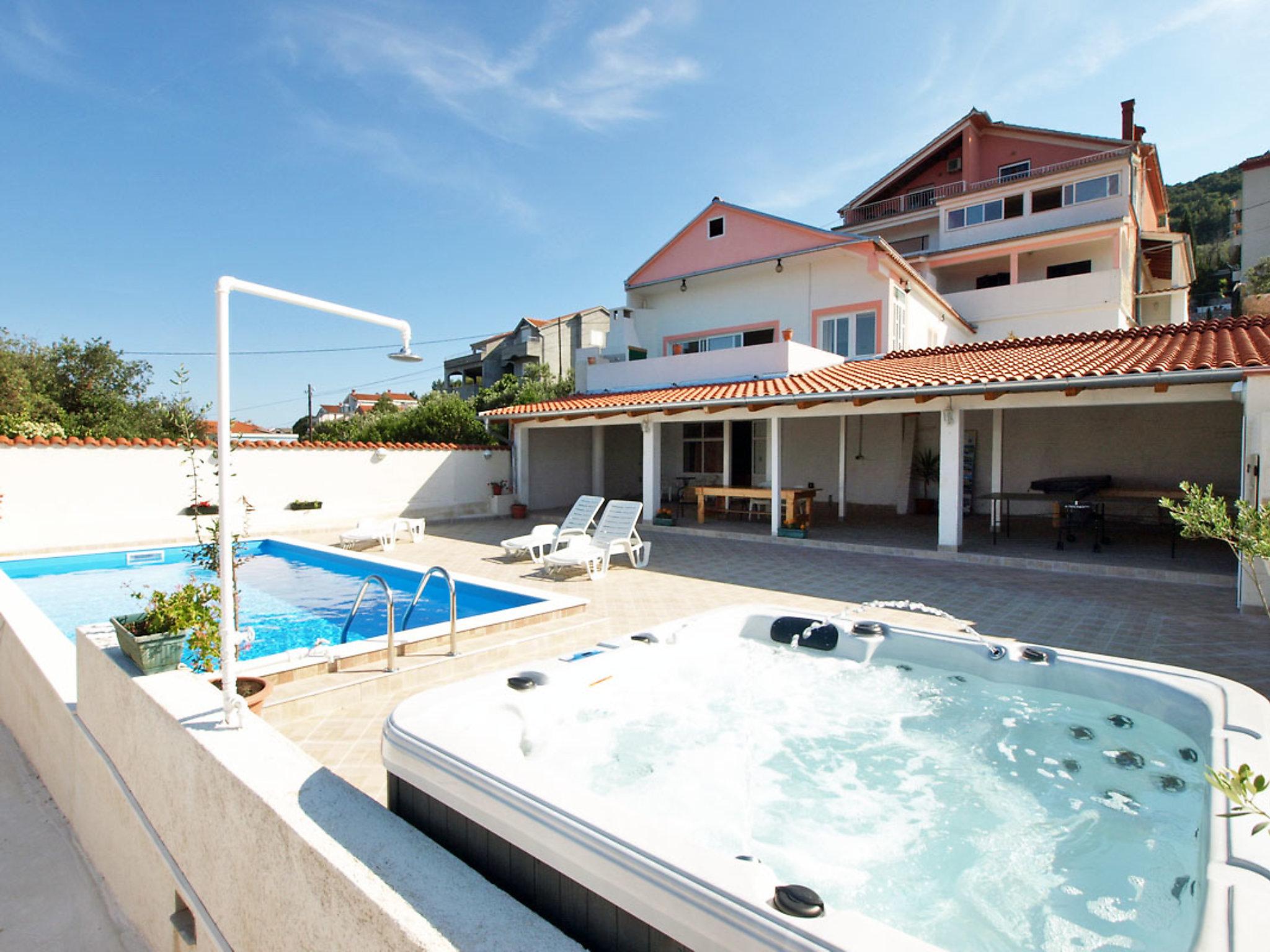 Foto 1 - Apartamento de 2 quartos em Kali com piscina e vistas do mar