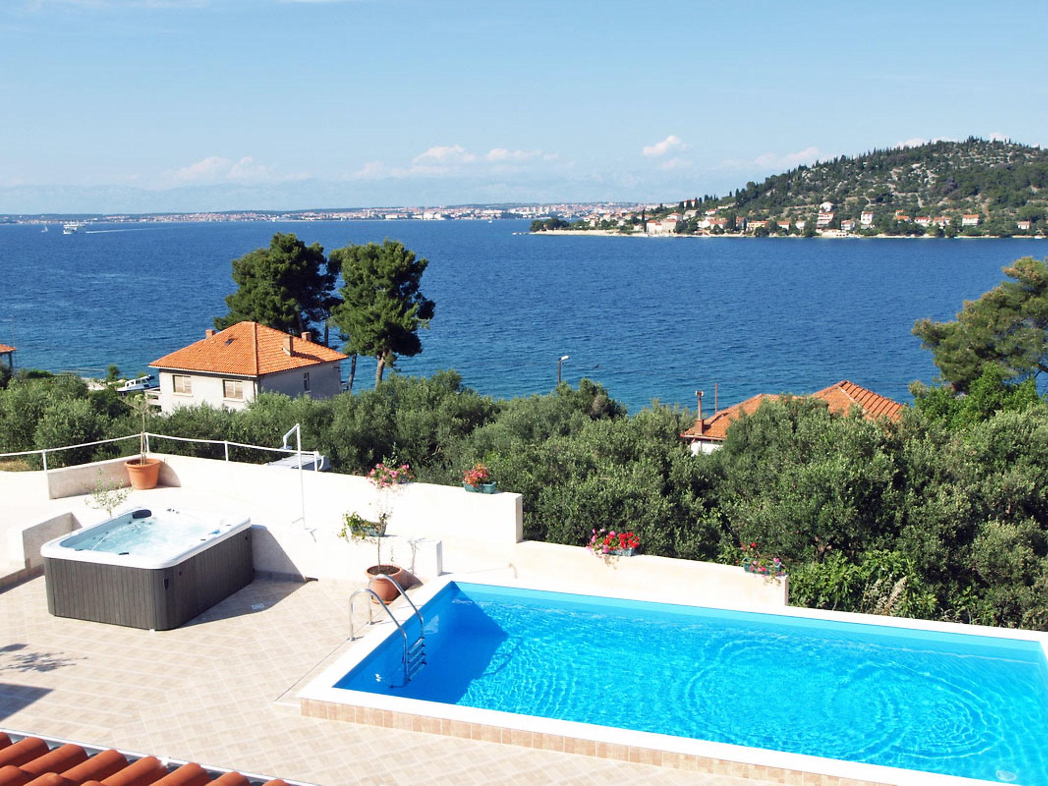 Foto 7 - Apartamento de 1 quarto em Kali com piscina e vistas do mar