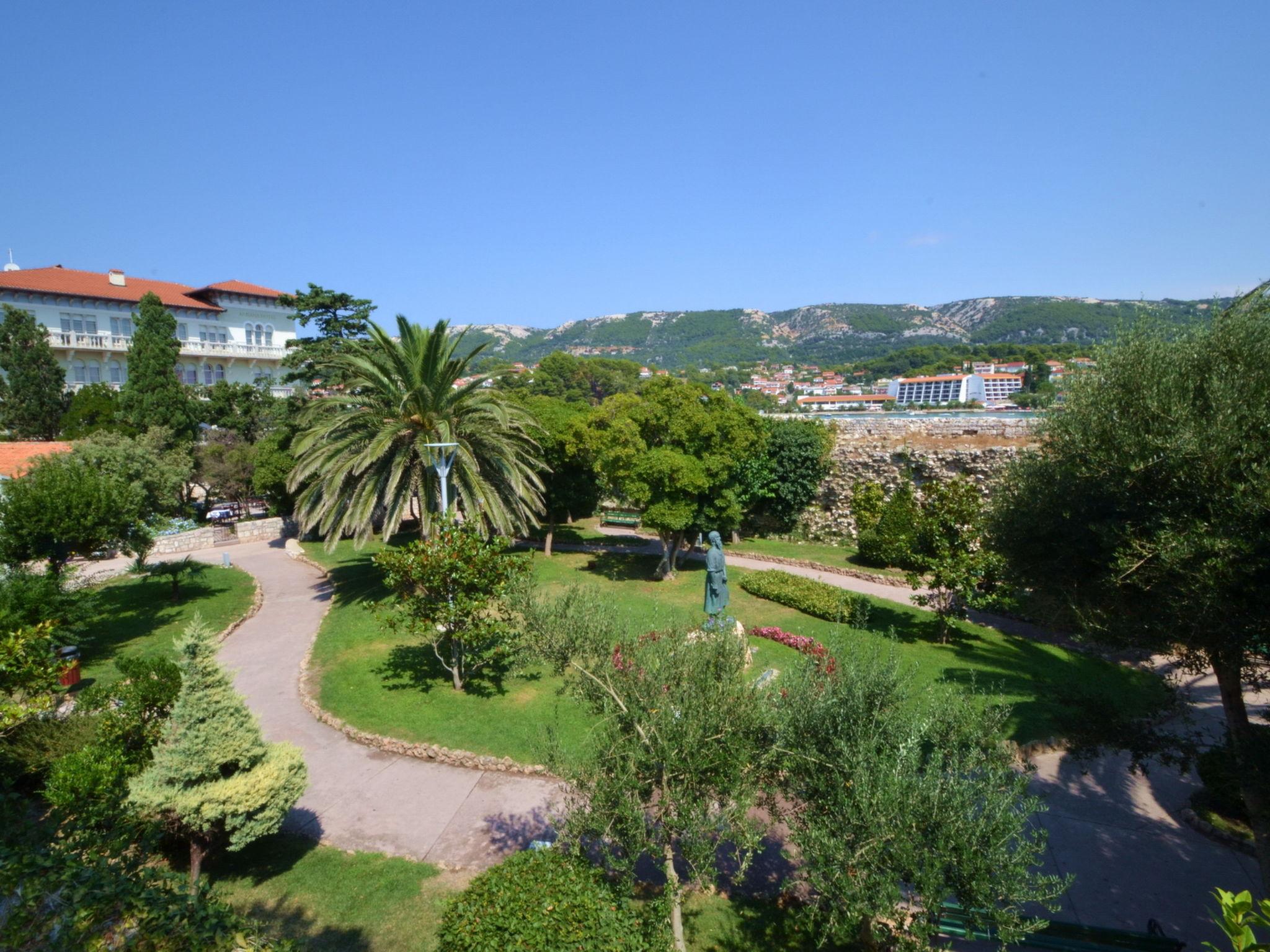 Photo 16 - 2 bedroom Apartment in Rab with terrace and sea view