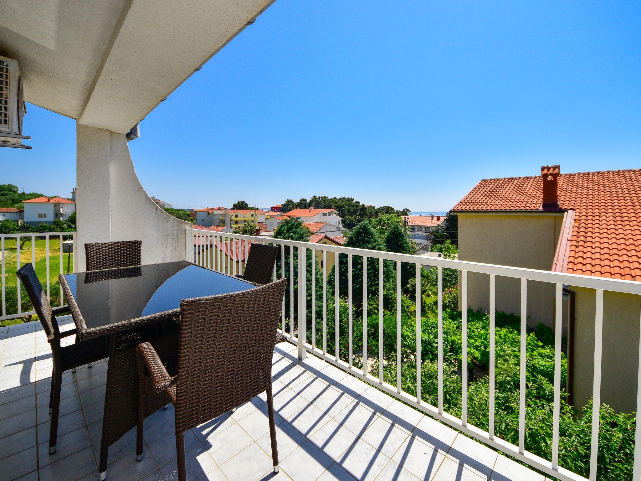 Foto 1 - Apartamento de 2 habitaciones en Rab con terraza y vistas al mar