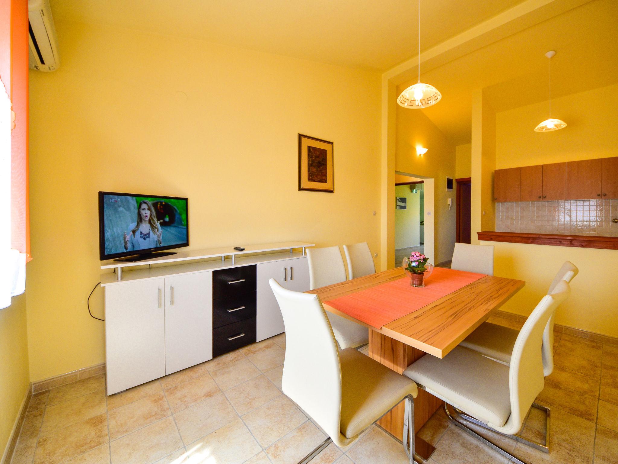 Photo 4 - 2 bedroom Apartment in Rab with terrace