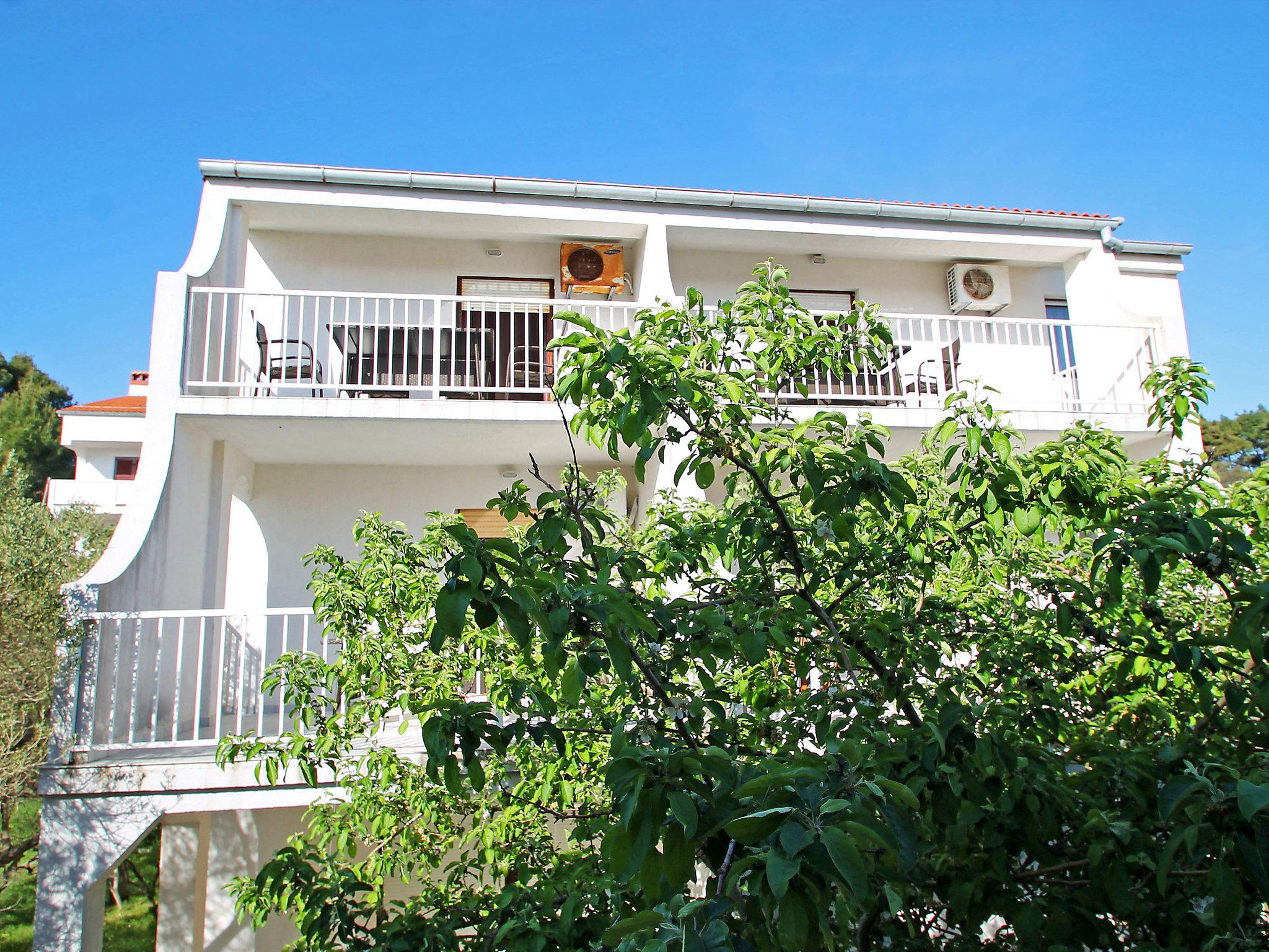Foto 9 - Apartamento de 2 habitaciones en Rab con terraza y vistas al mar