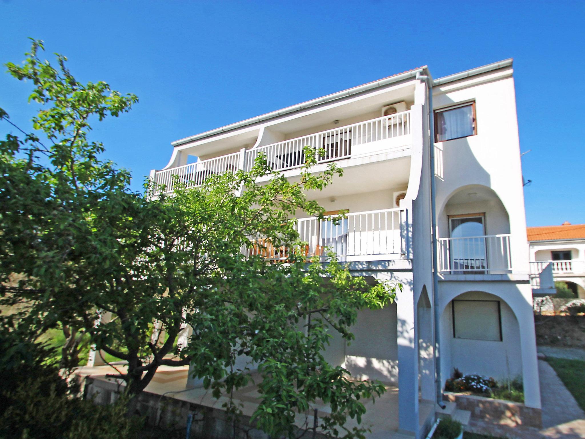 Photo 1 - Appartement de 2 chambres à Rab avec terrasse et vues à la mer