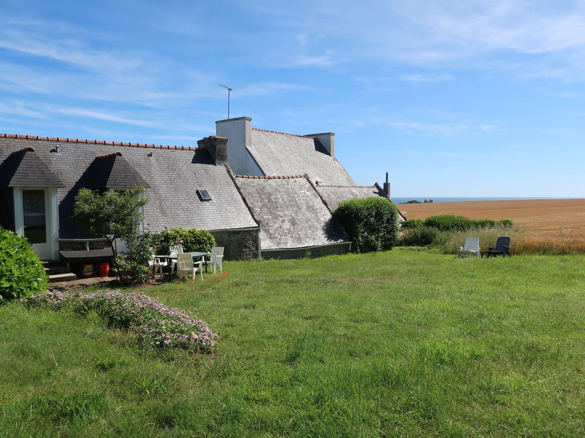 Photo 3 - 1 bedroom House in Plozévet with garden and sea view