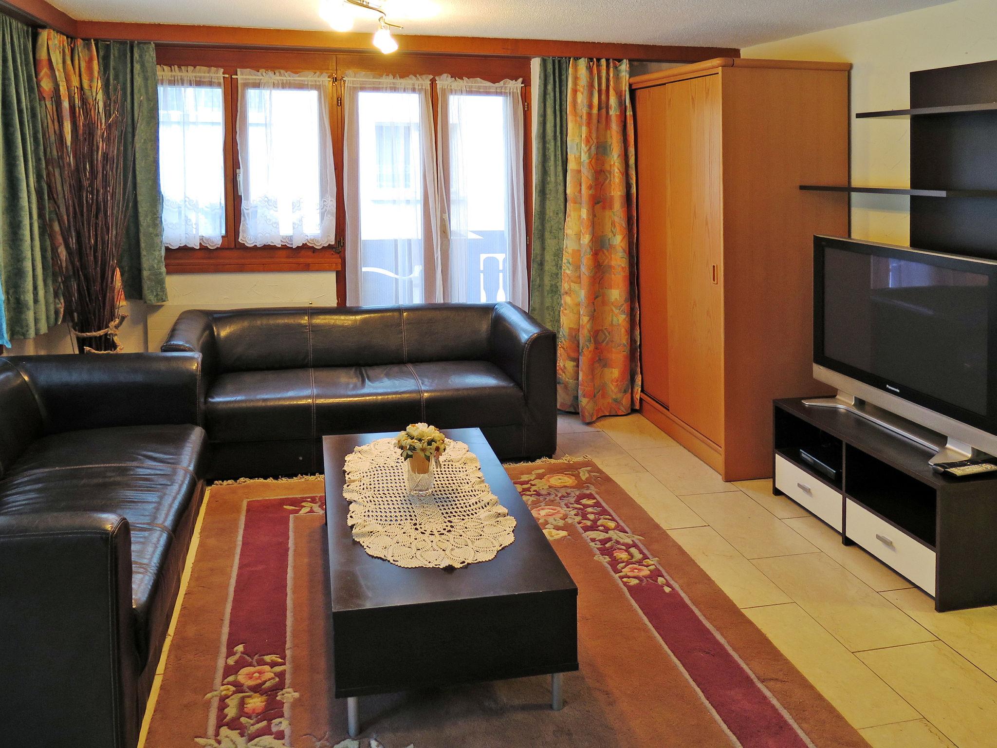 Foto 2 - Appartamento con 2 camere da letto a Saas-Grund con vasca idromassaggio e vista sulle montagne