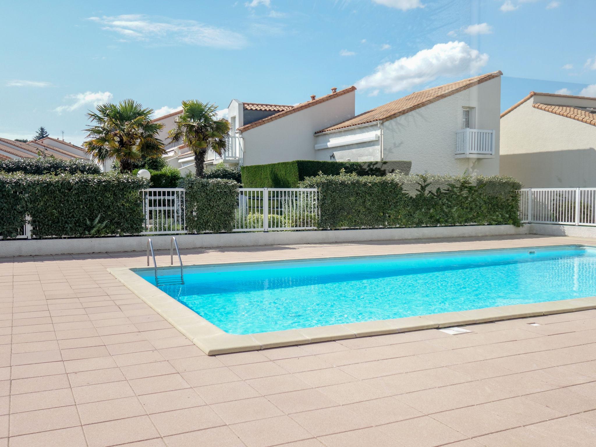 Foto 1 - Casa de 1 quarto em Vaux-sur-Mer com piscina privada e vistas do mar
