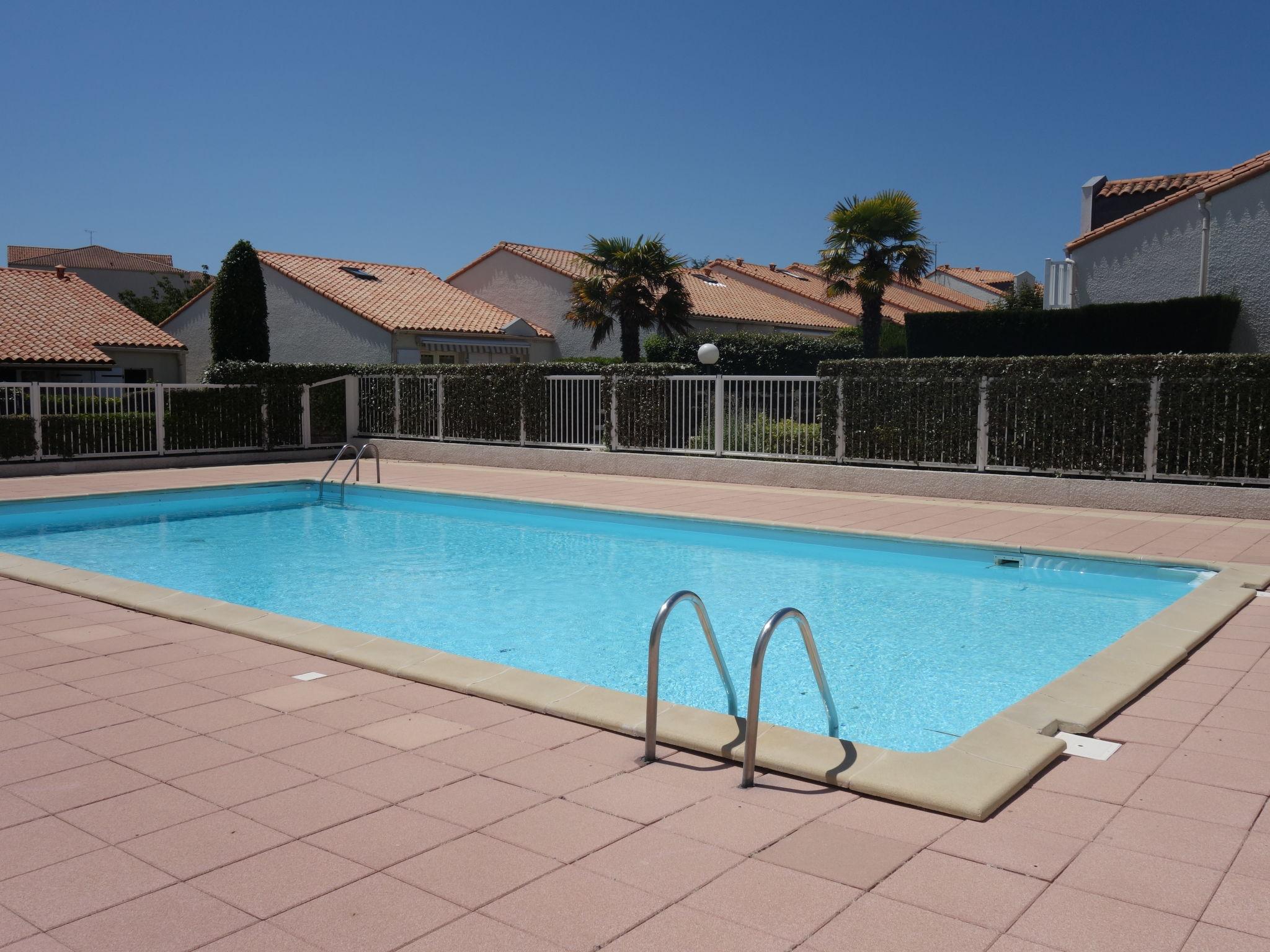 Photo 2 - 1 bedroom House in Vaux-sur-Mer with private pool and sea view